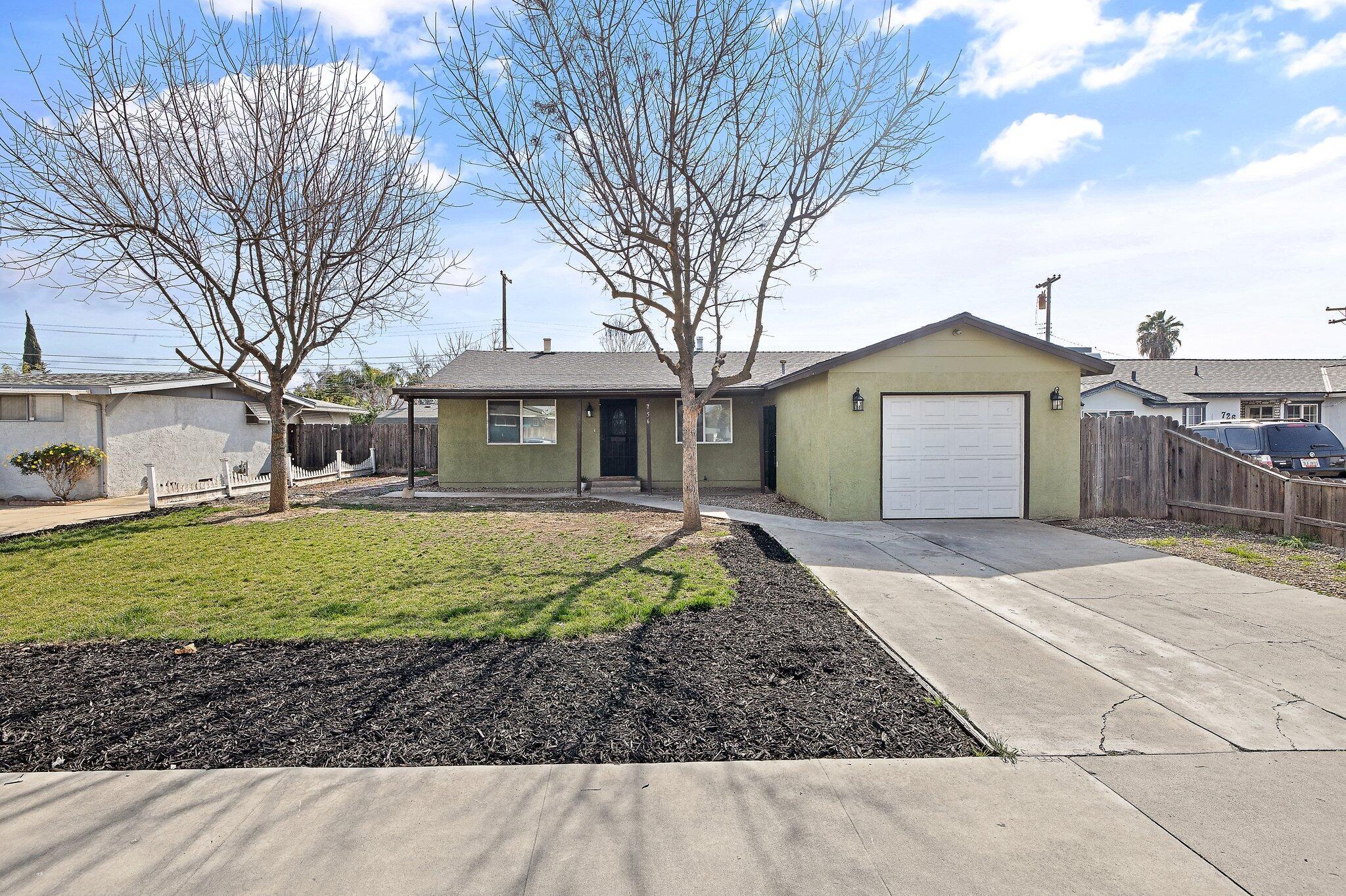 E North Way, Dinuba, CA 93618