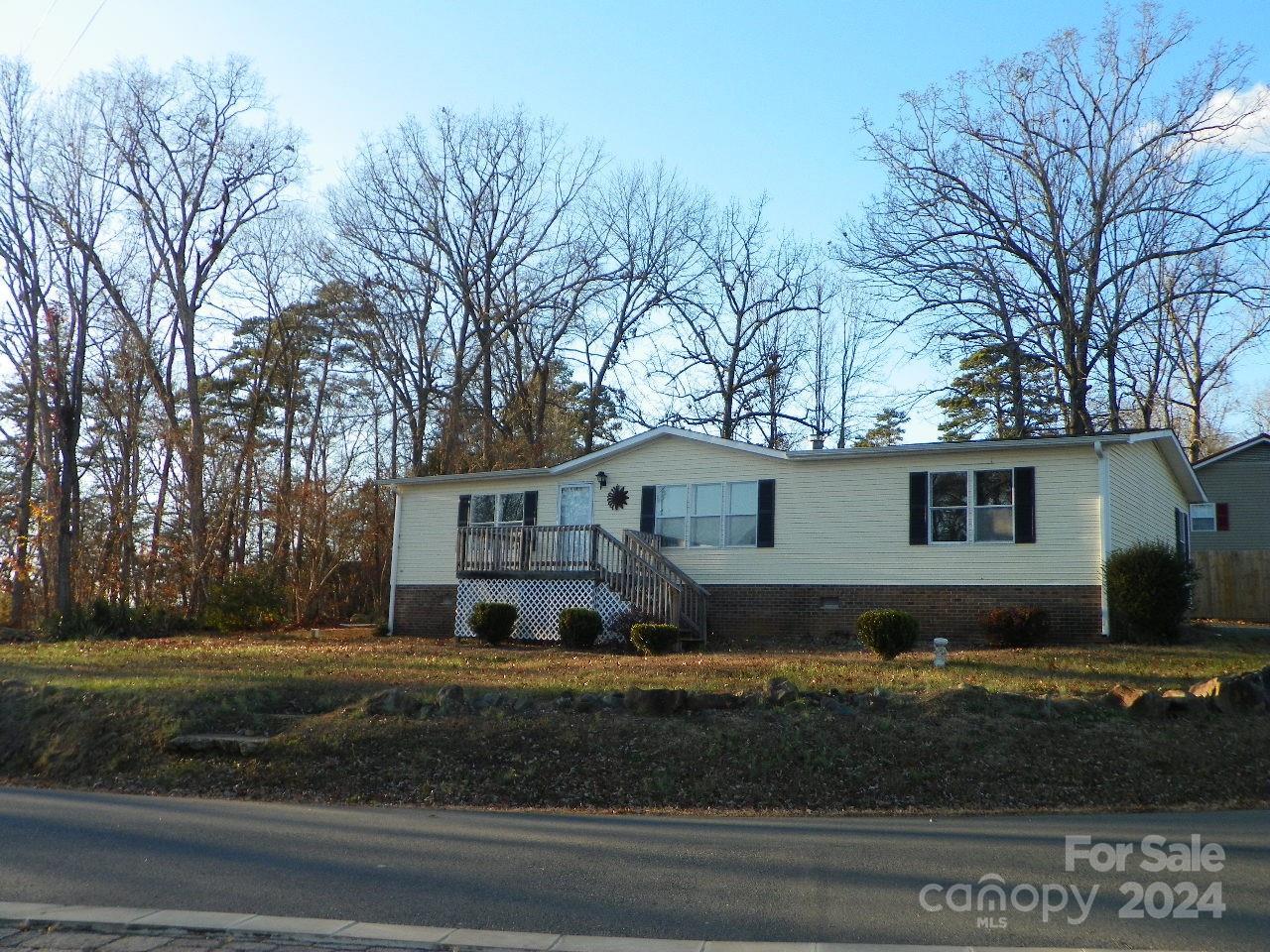 Shoreline Rd, New London, NC 28127
