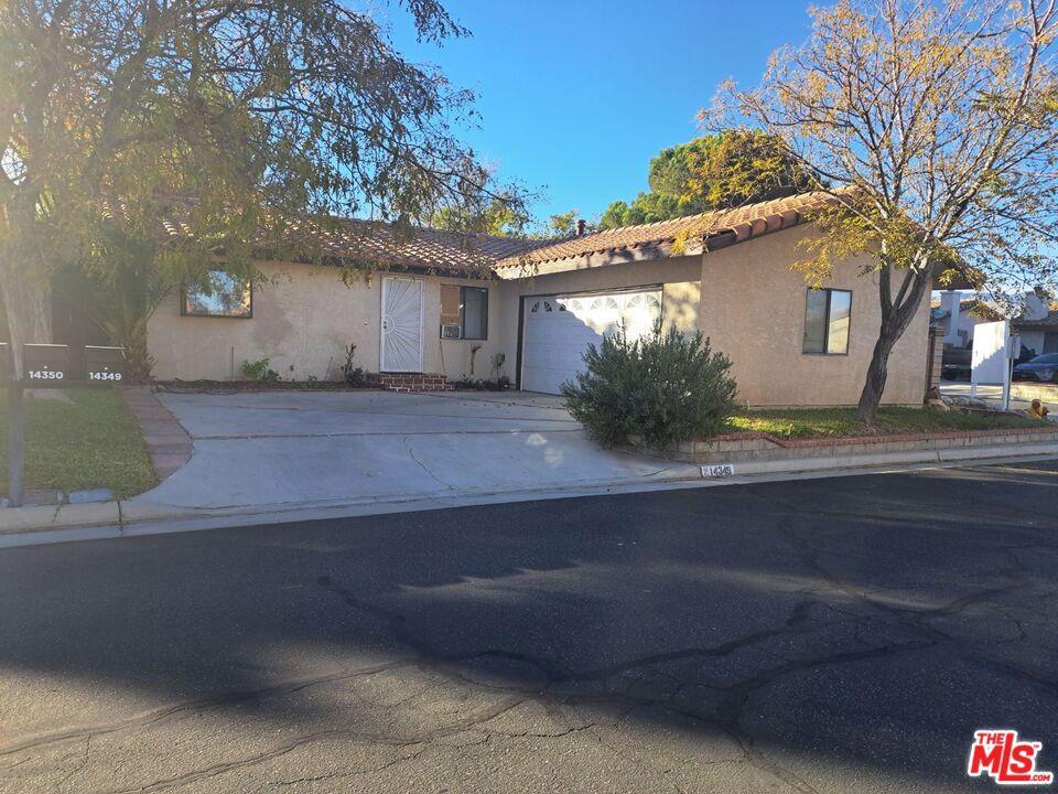 Somerset Dr, Mojave, CA 93501