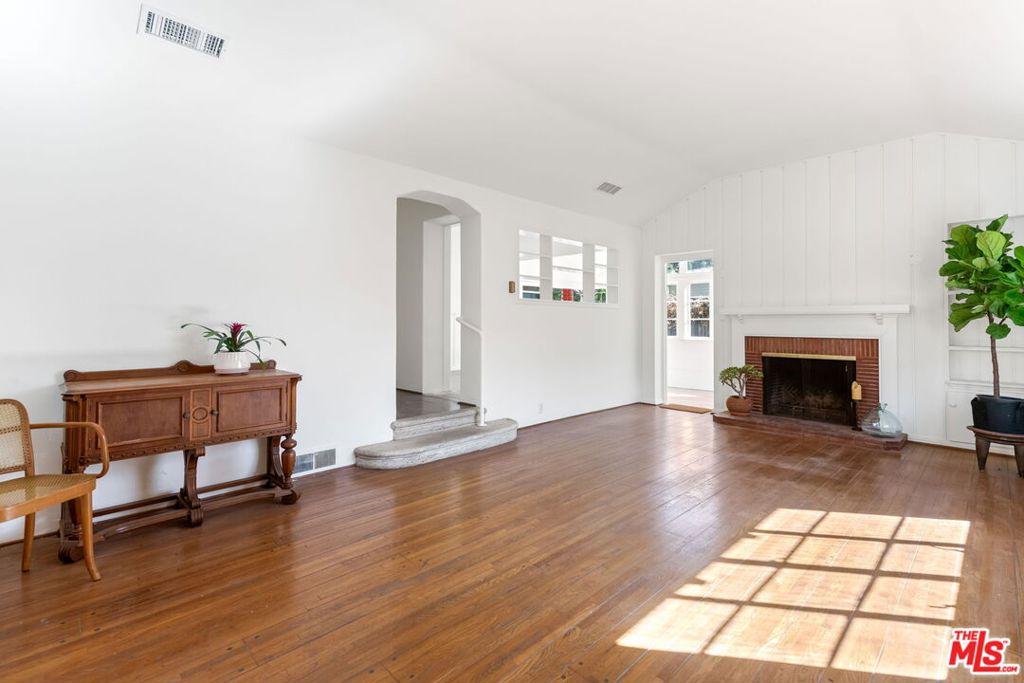 Glen Oak St, Los Angeles, CA 90068