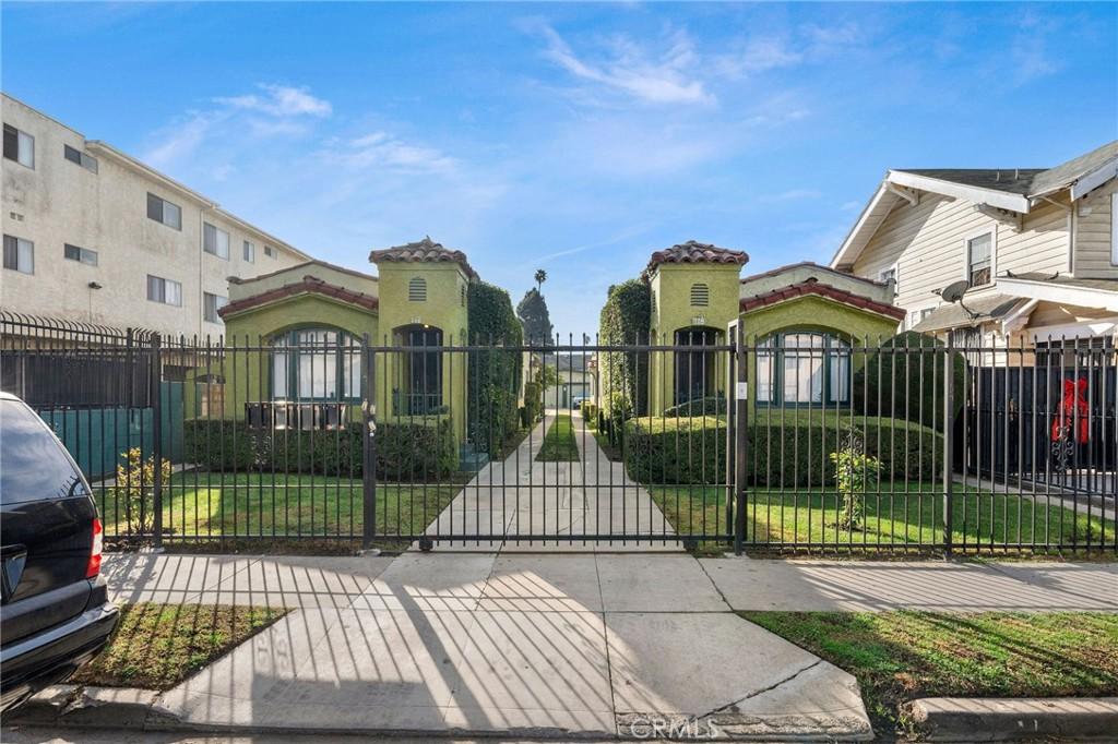 W 80th St, Los Angeles, CA 90044
