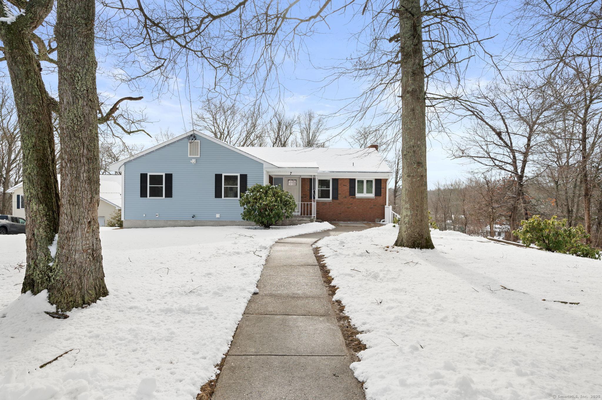 Sunniecrest Dr, Waterford, CT 06385