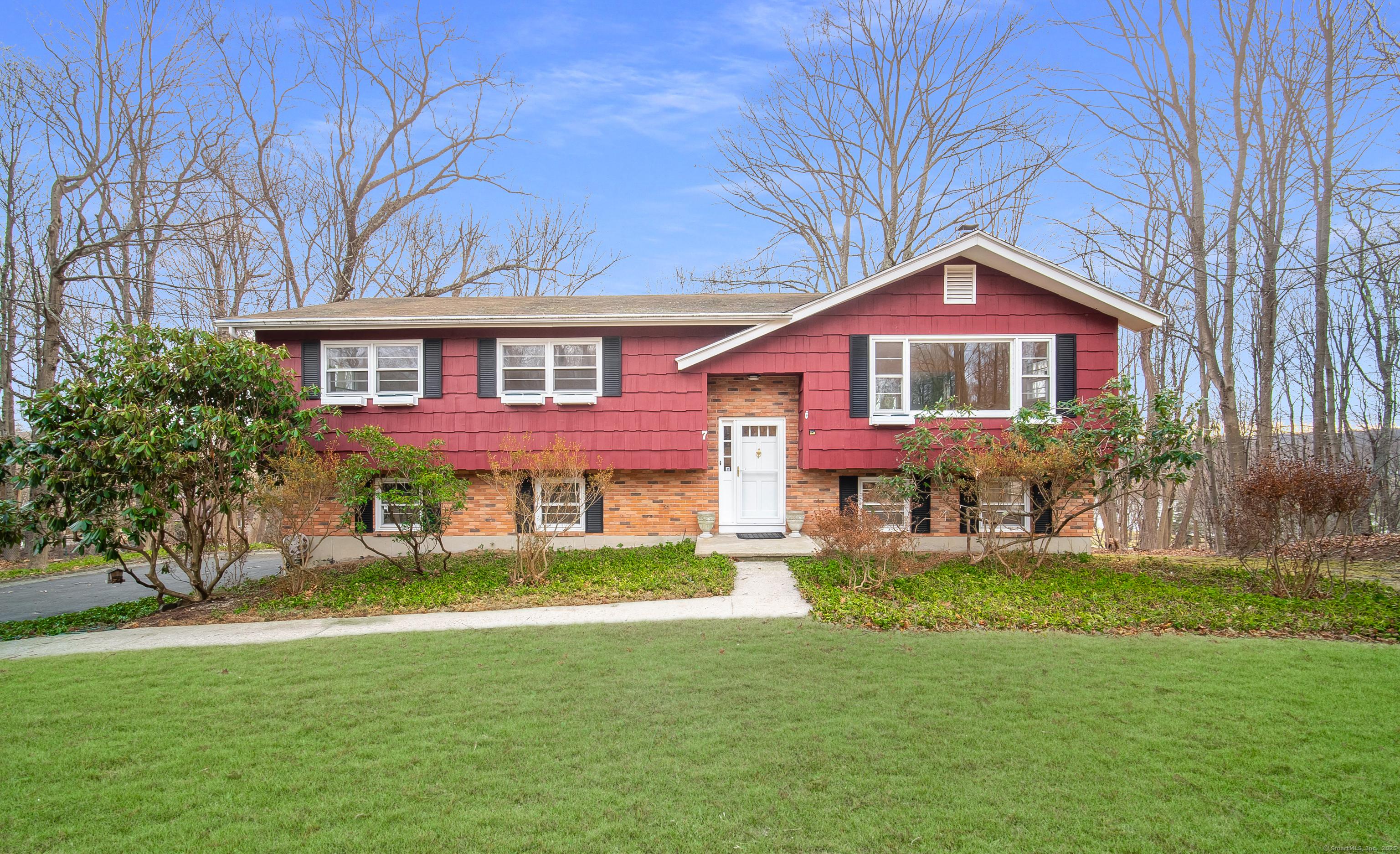 John Perry Dr, Danbury, CT 06811