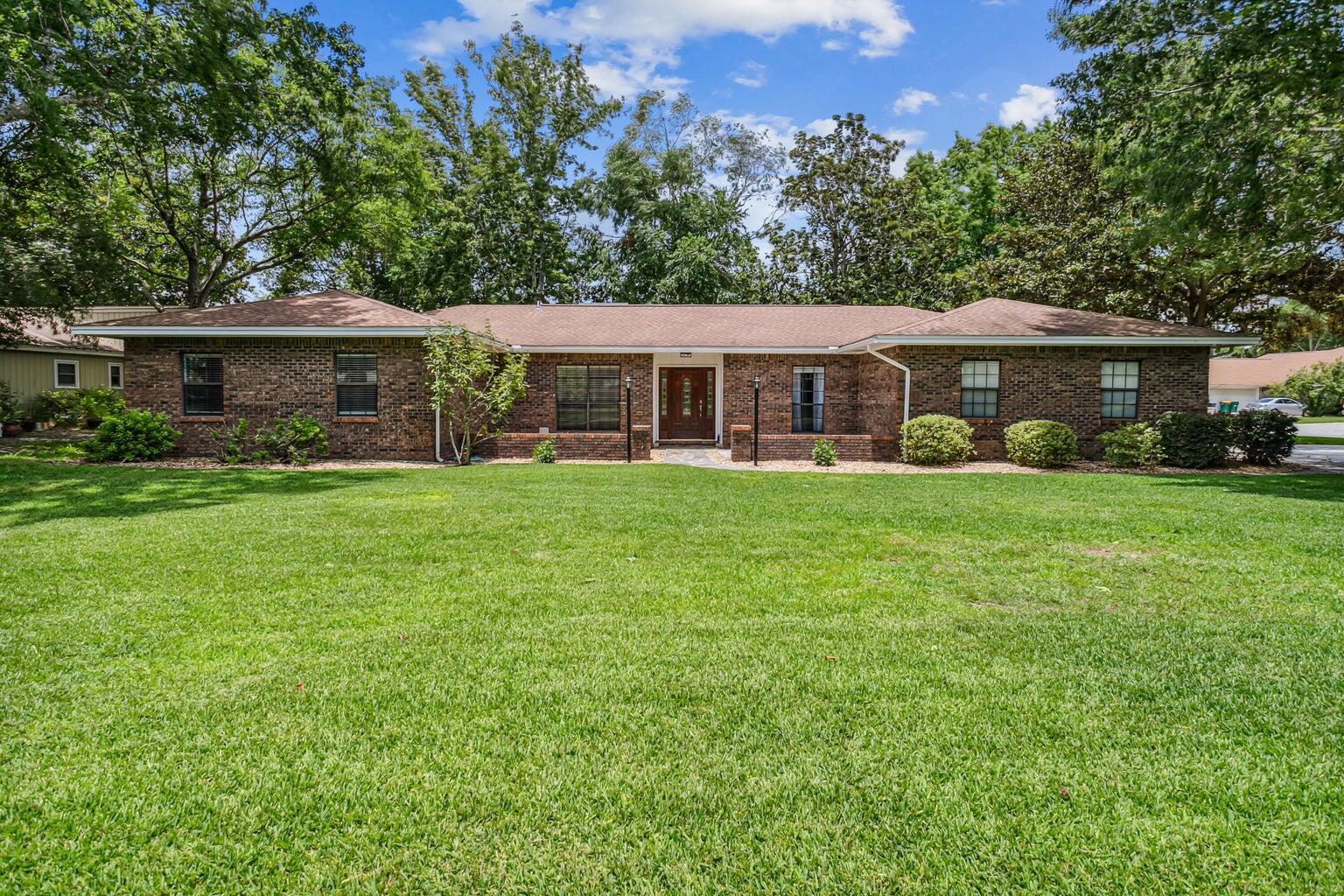 Lake Lorraine Cir, Shalimar, FL 32579