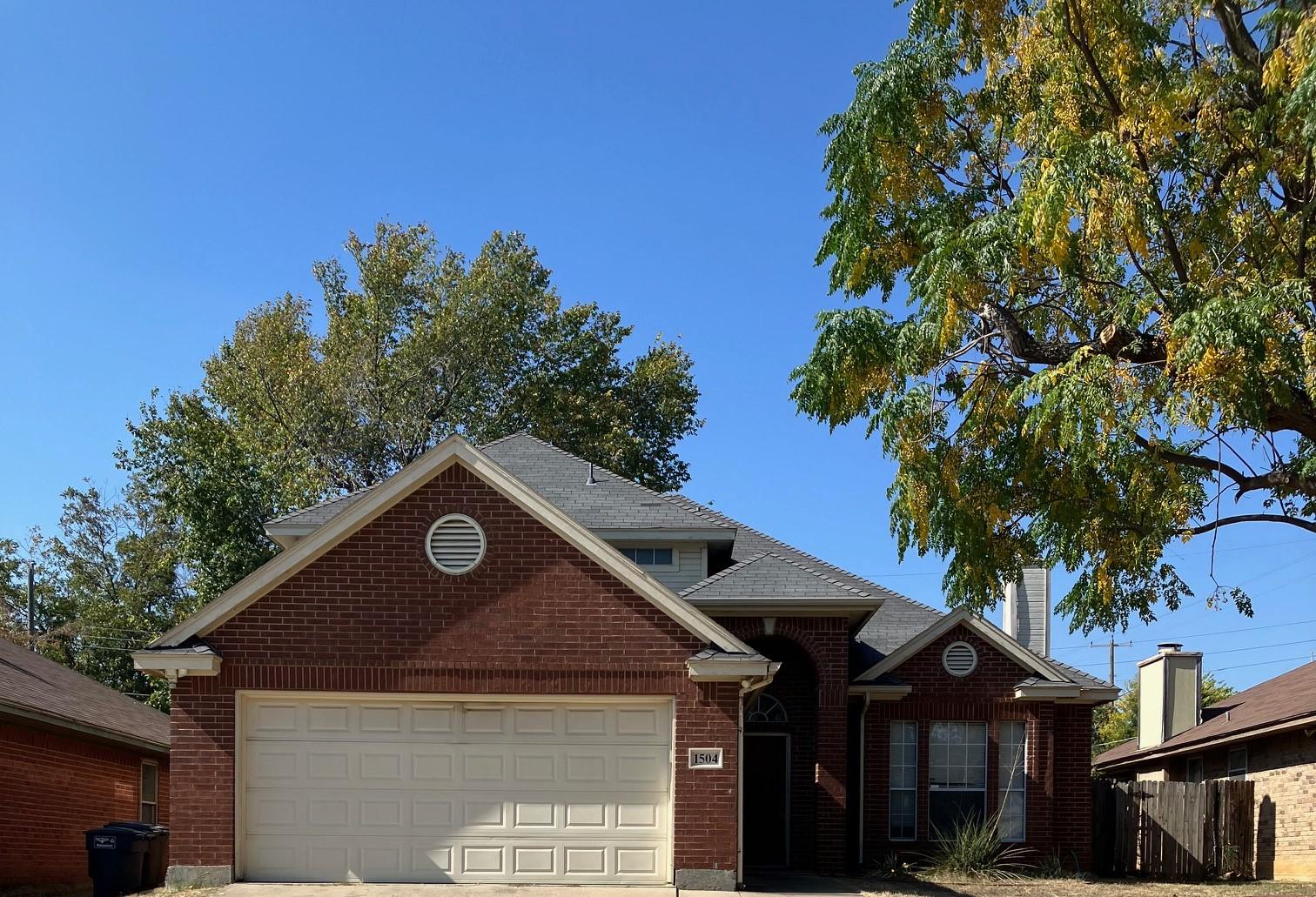 Hollowbrook Ct, Fort Worth, TX 76103