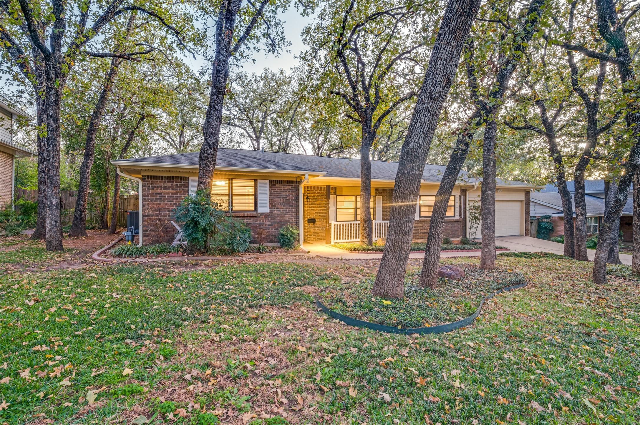 Circleview Dr S, Hurst, TX 76054