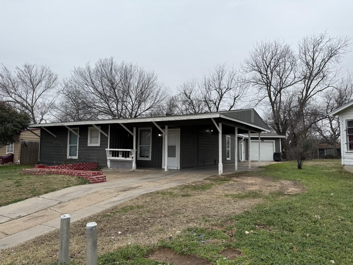 Pate Dr, Fort Worth, TX 76105