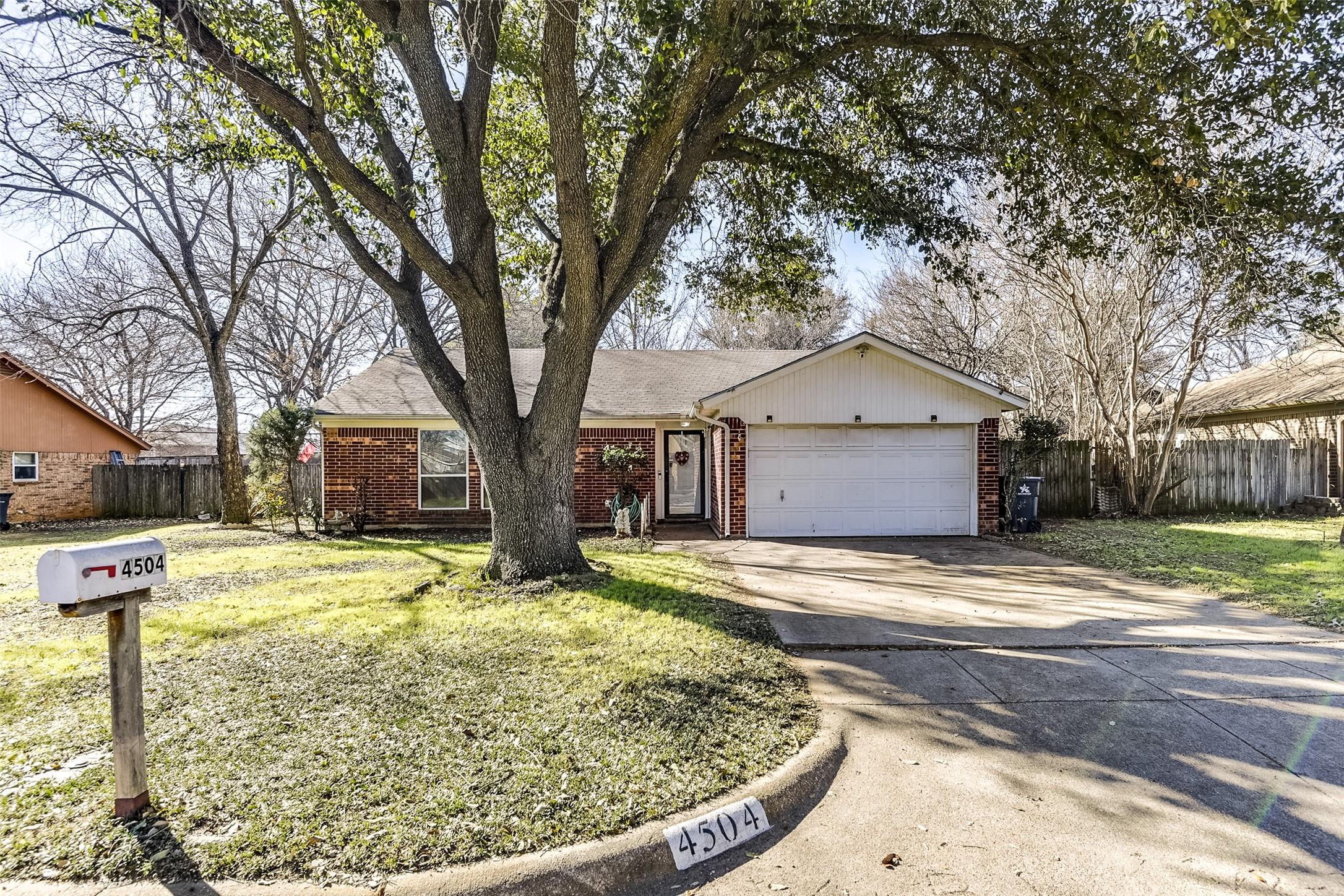 Woodcreek Dr, Arlington, TX 76016