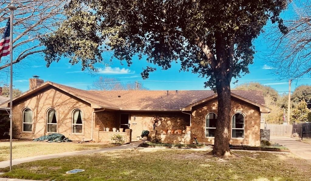 Curtis Dr, Arlington, TX 76012