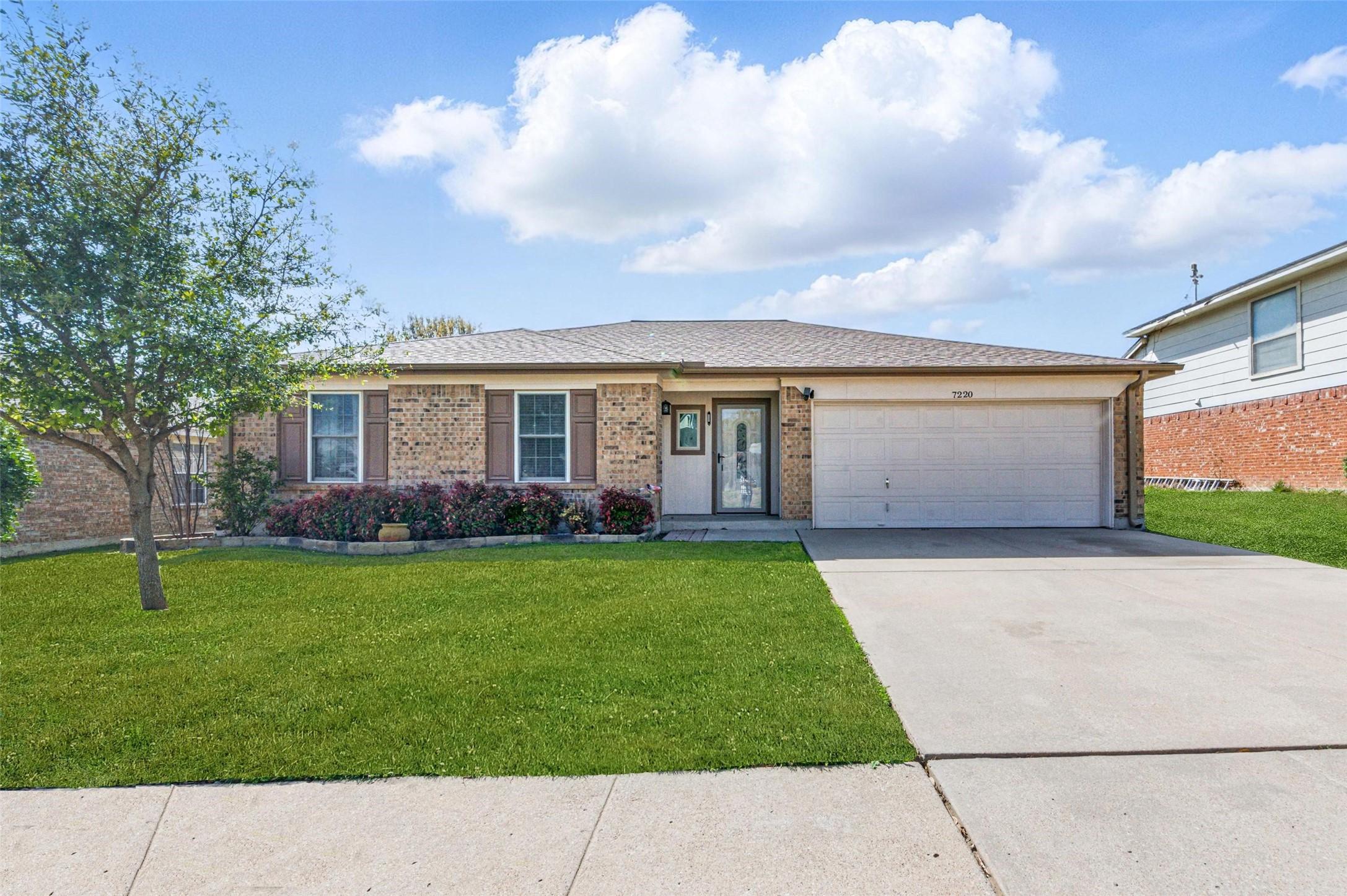 Royal Oak Dr, Benbrook, TX 76126