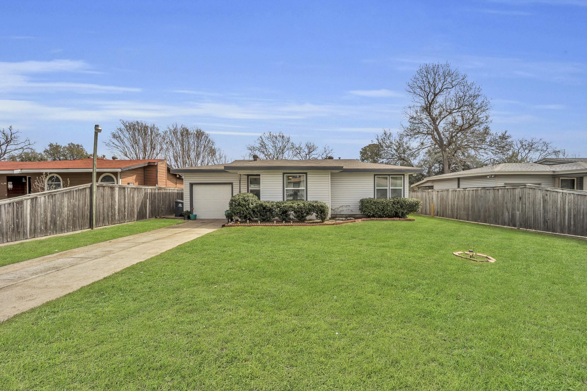 Drummond Dr, Arlington, TX 76012