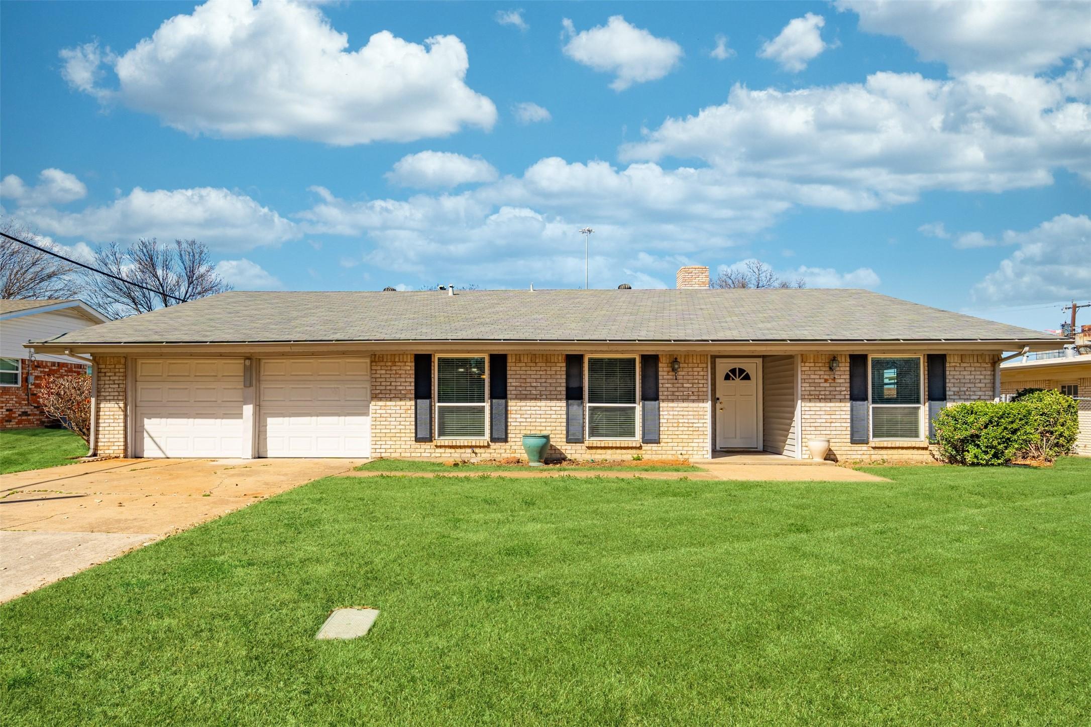 Corona Dr, North Richland Hills, TX 76180