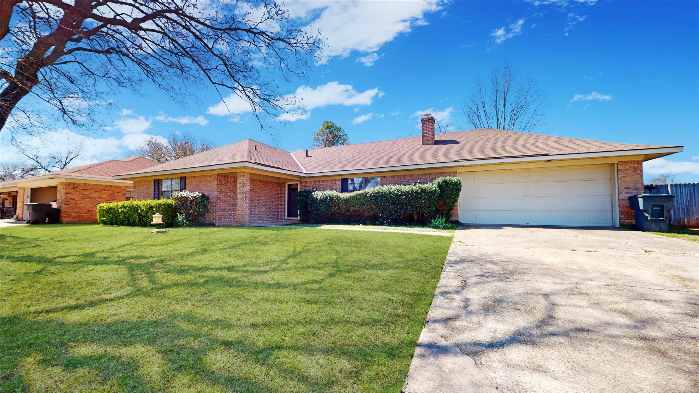 Foxglove Dr, Bossier City, LA 71112