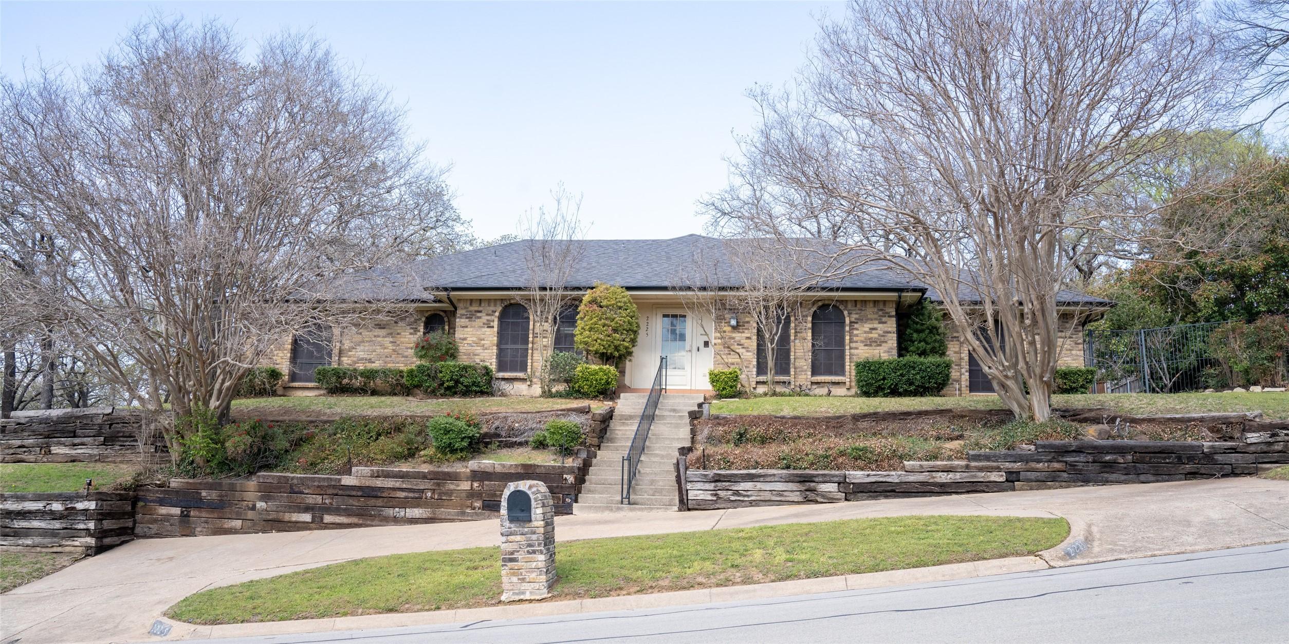 Prestonwood Dr, Arlington, TX 76012