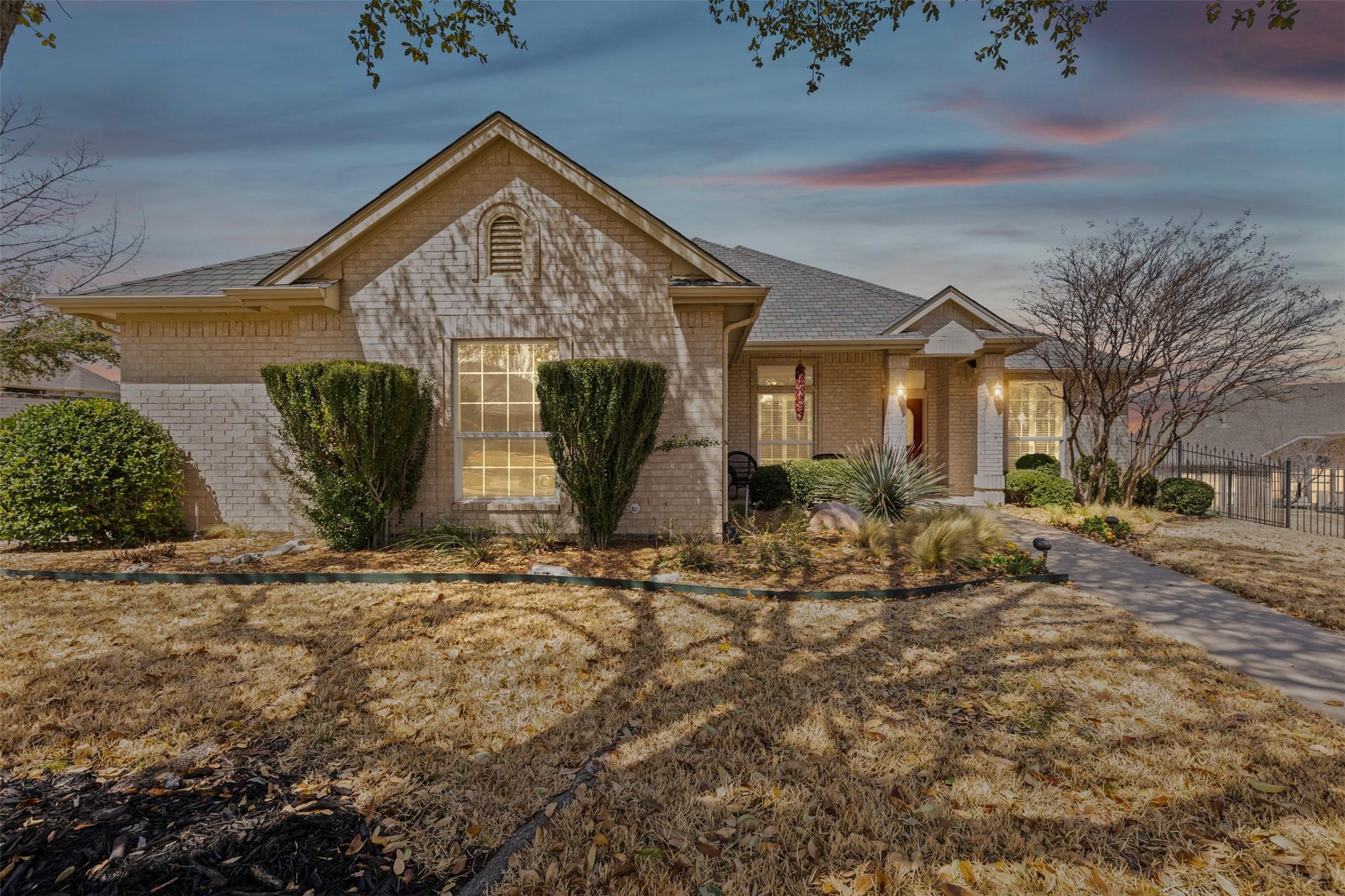 Leslie Ct, Benbrook, TX 76126
