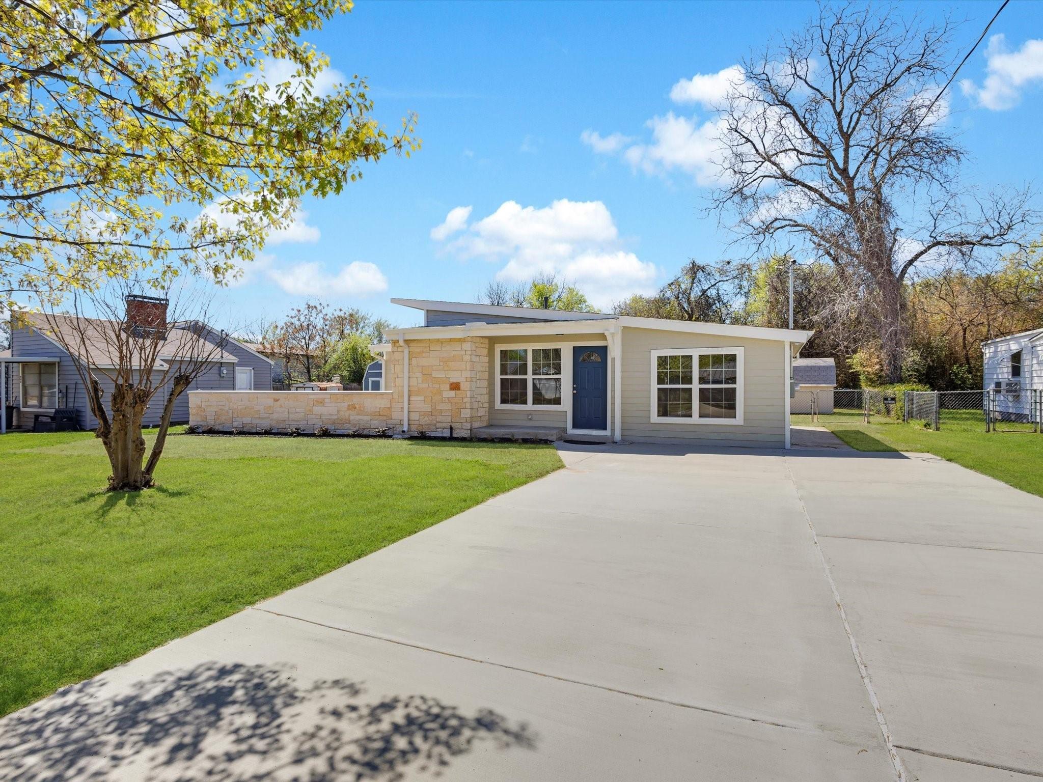 Hallum St, River Oaks, TX 76114
