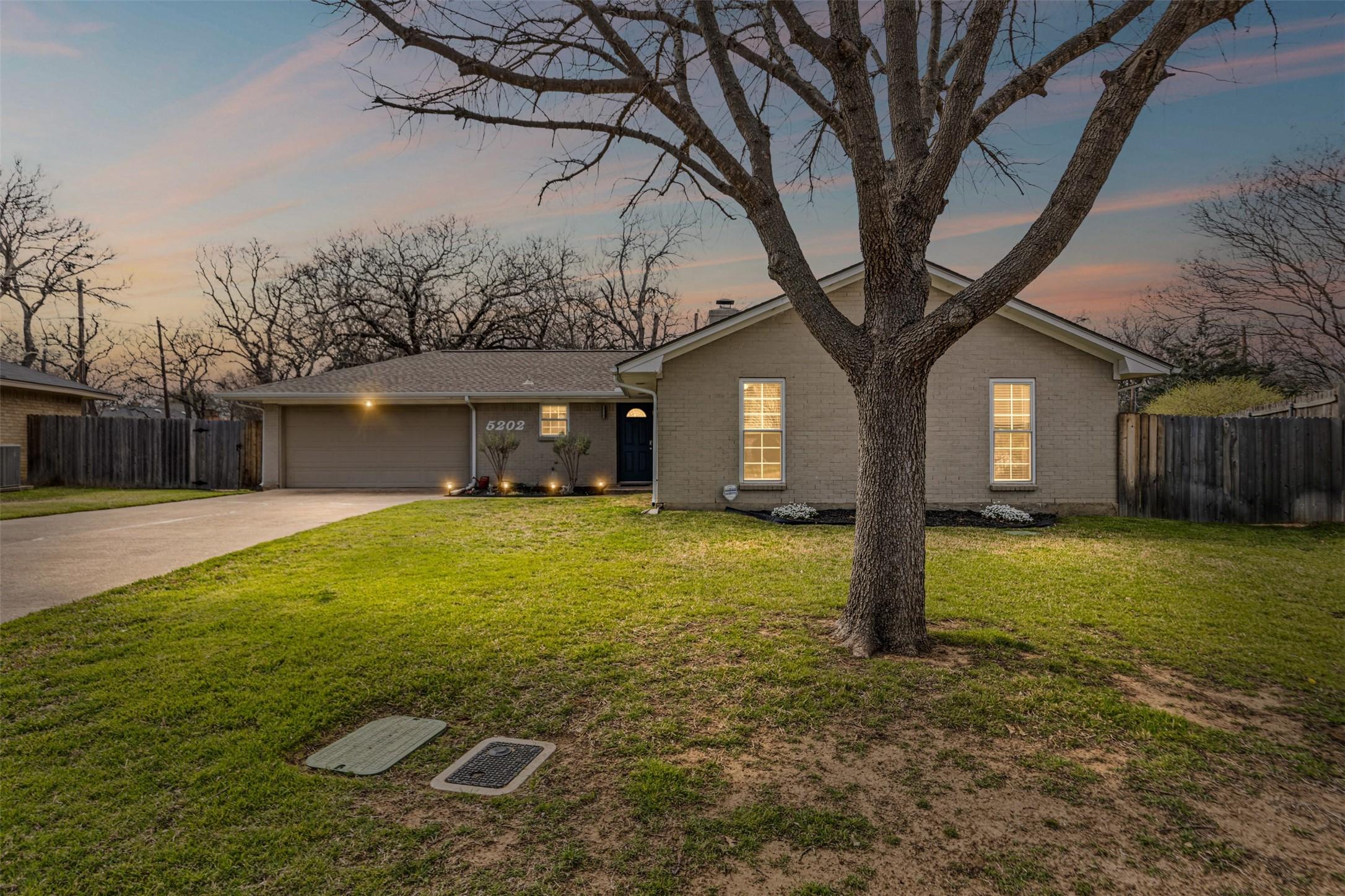 Prince Charles Ct, Arlington, TX 76017