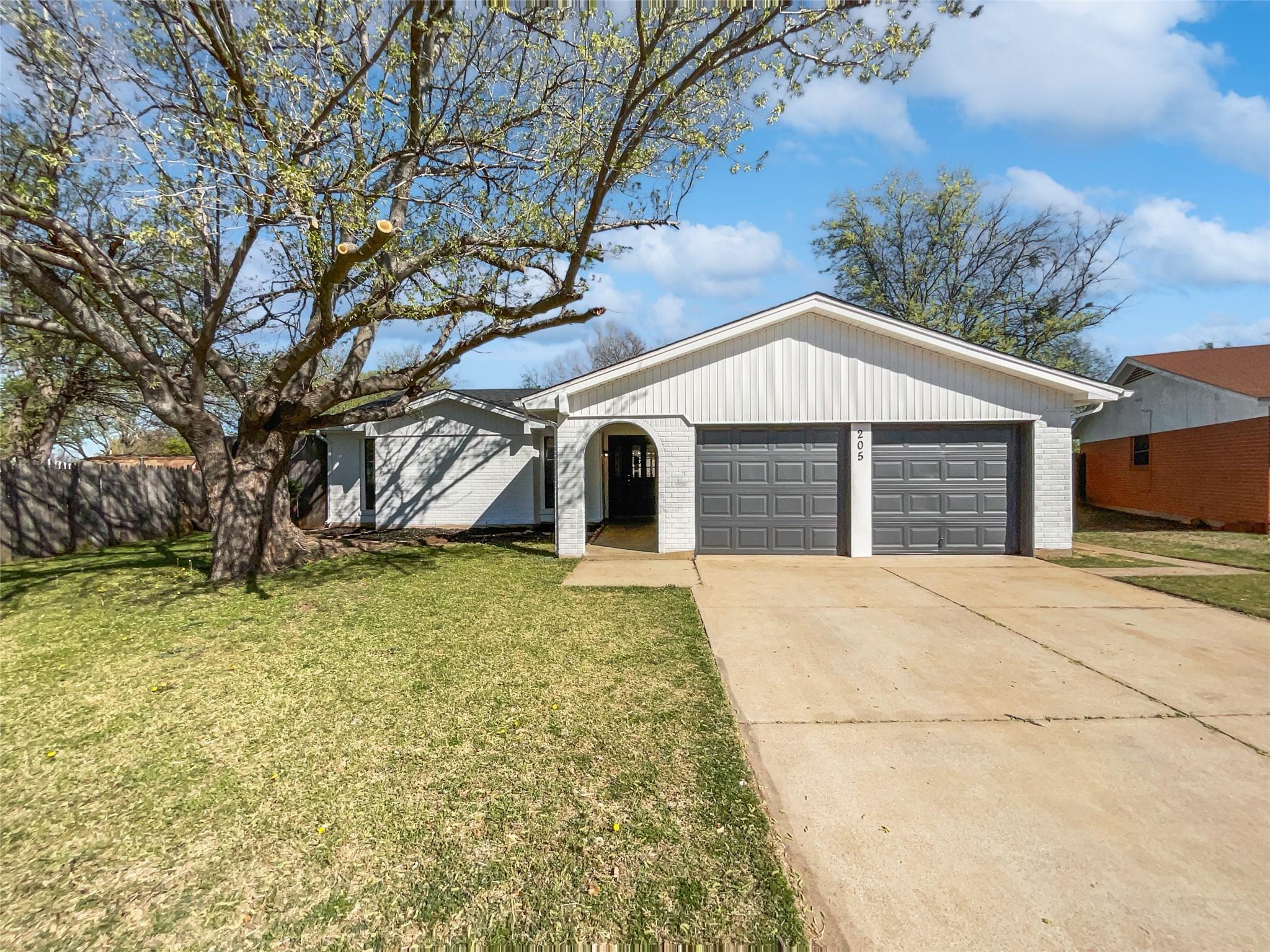 Roundtree Dr, Crowley, TX 76036