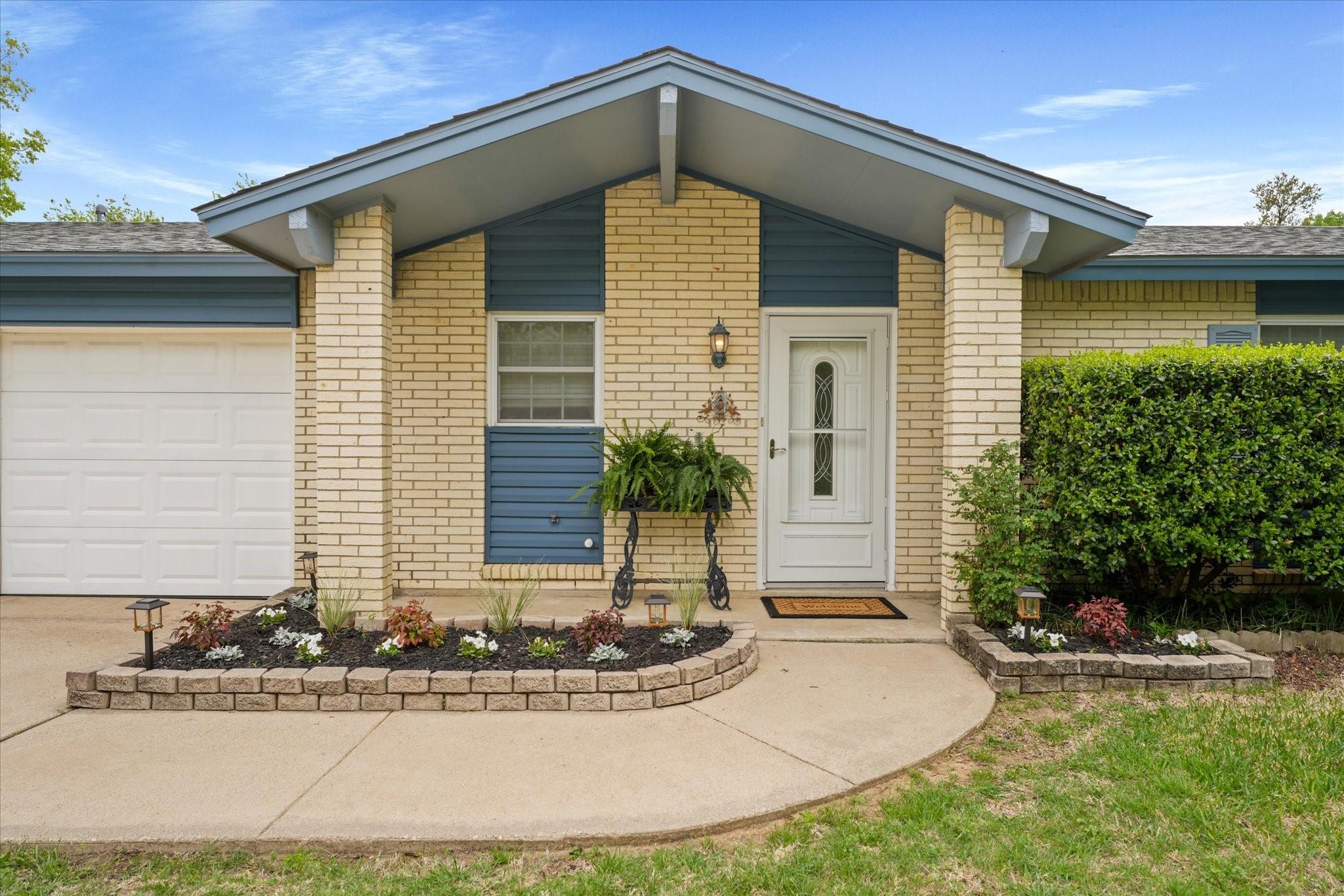 Moonglow Ln, Watauga, TX 76148