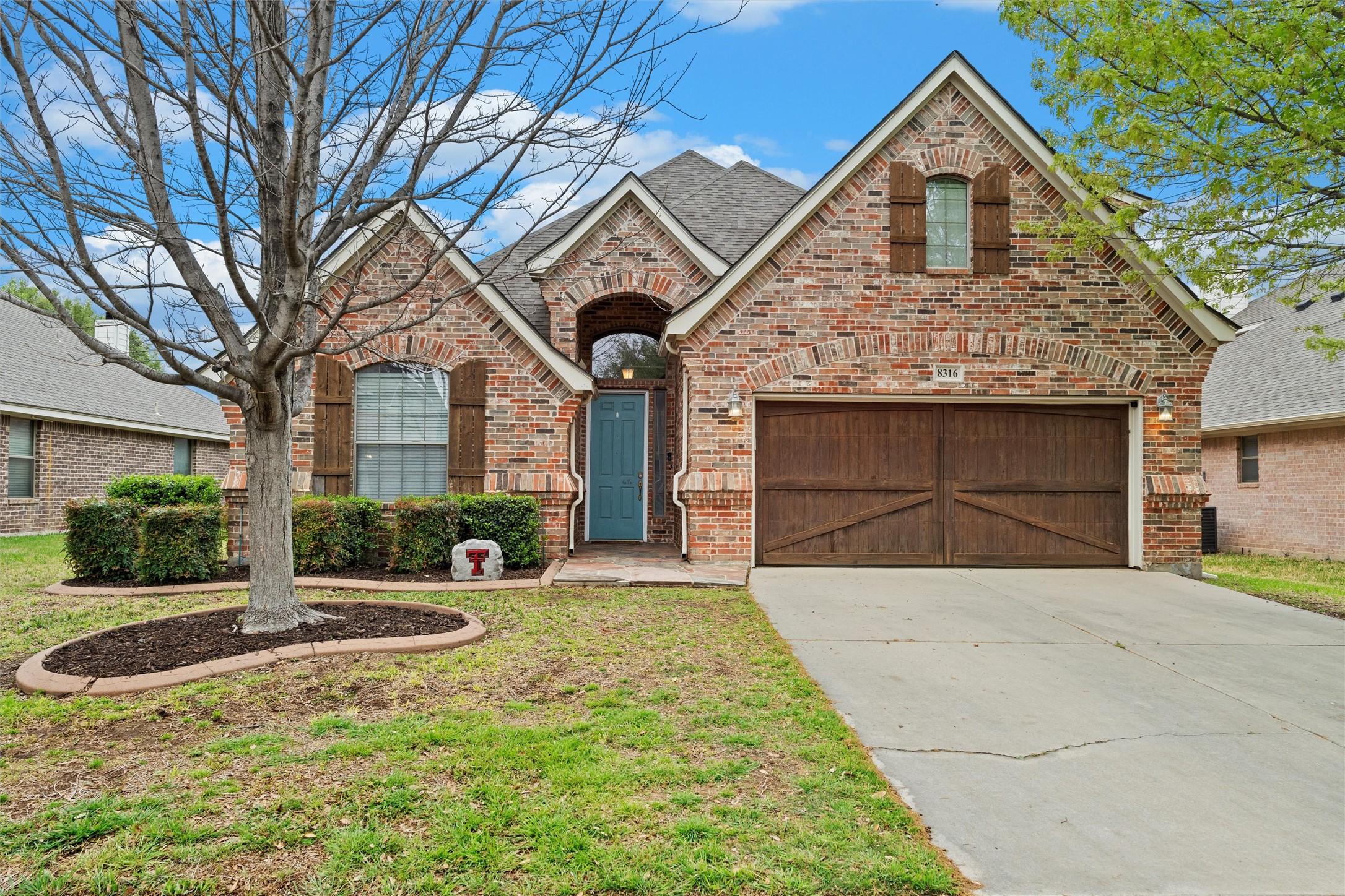 Estandarte Ct, Benbrook, TX 76126
