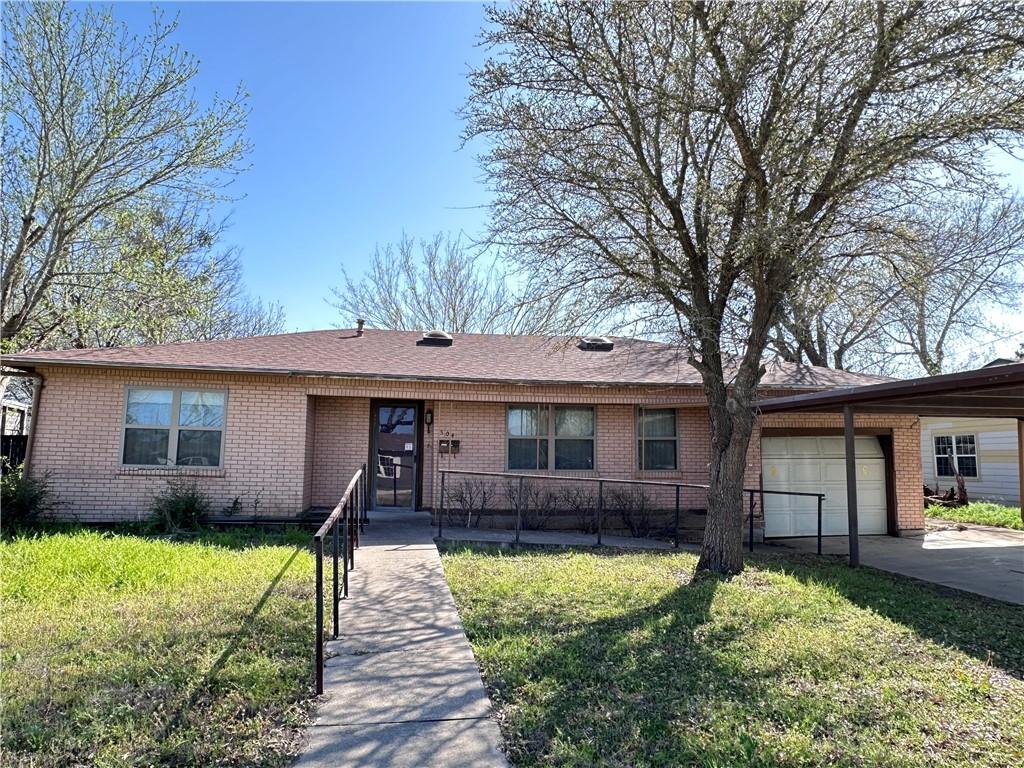 E Pine St, West, TX 76691