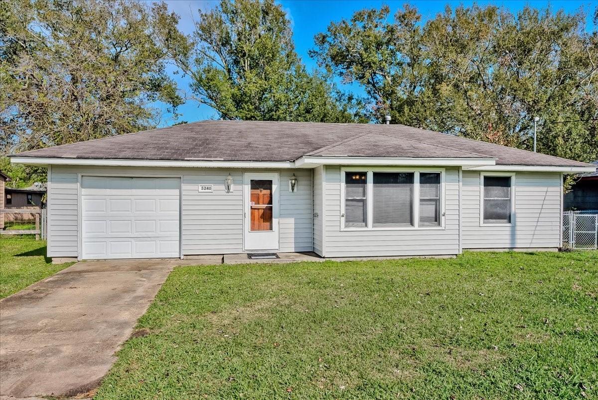 Lincoln Ave, Groves, TX 77619