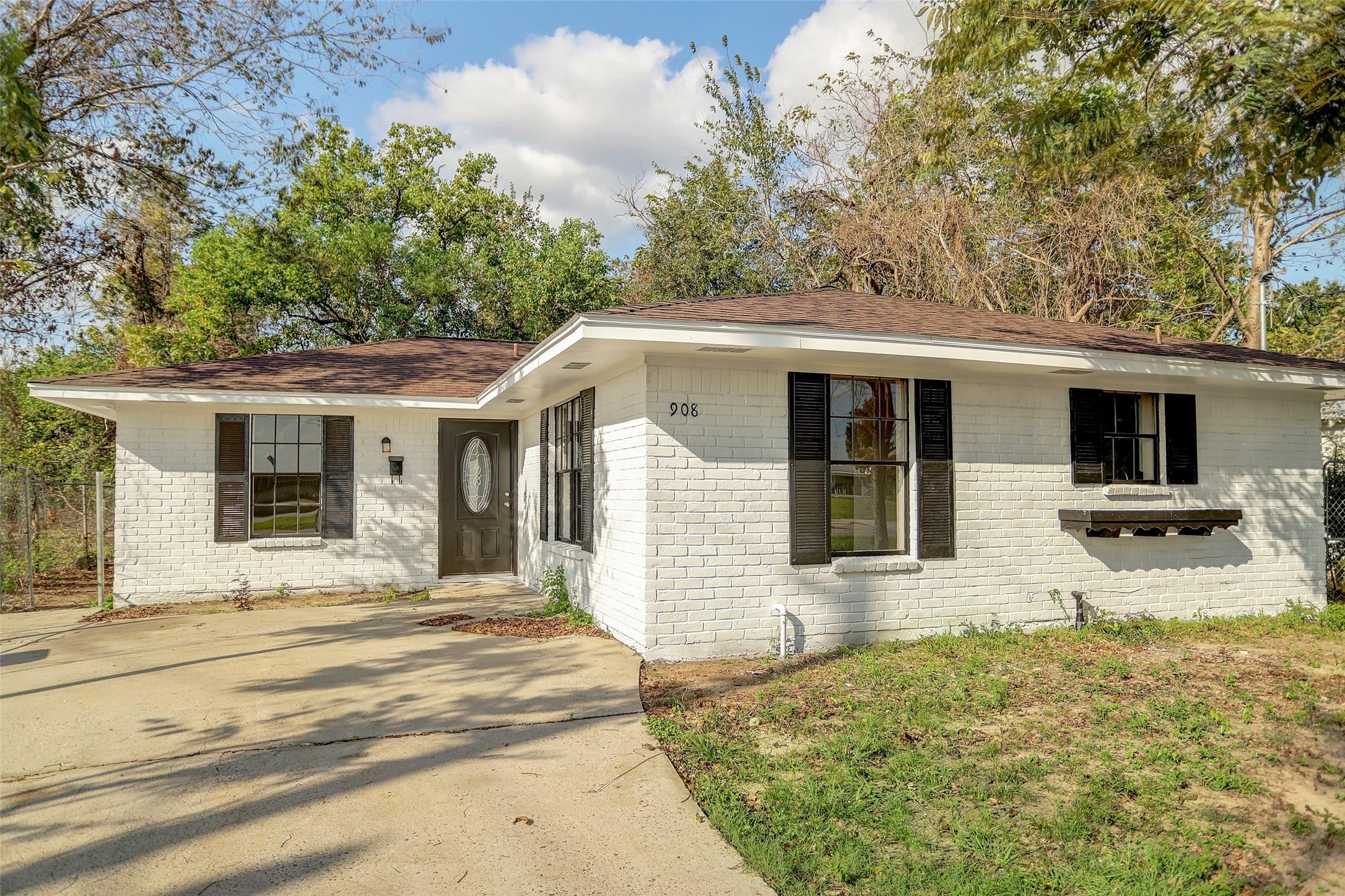 Elm St, Conroe, TX 77301