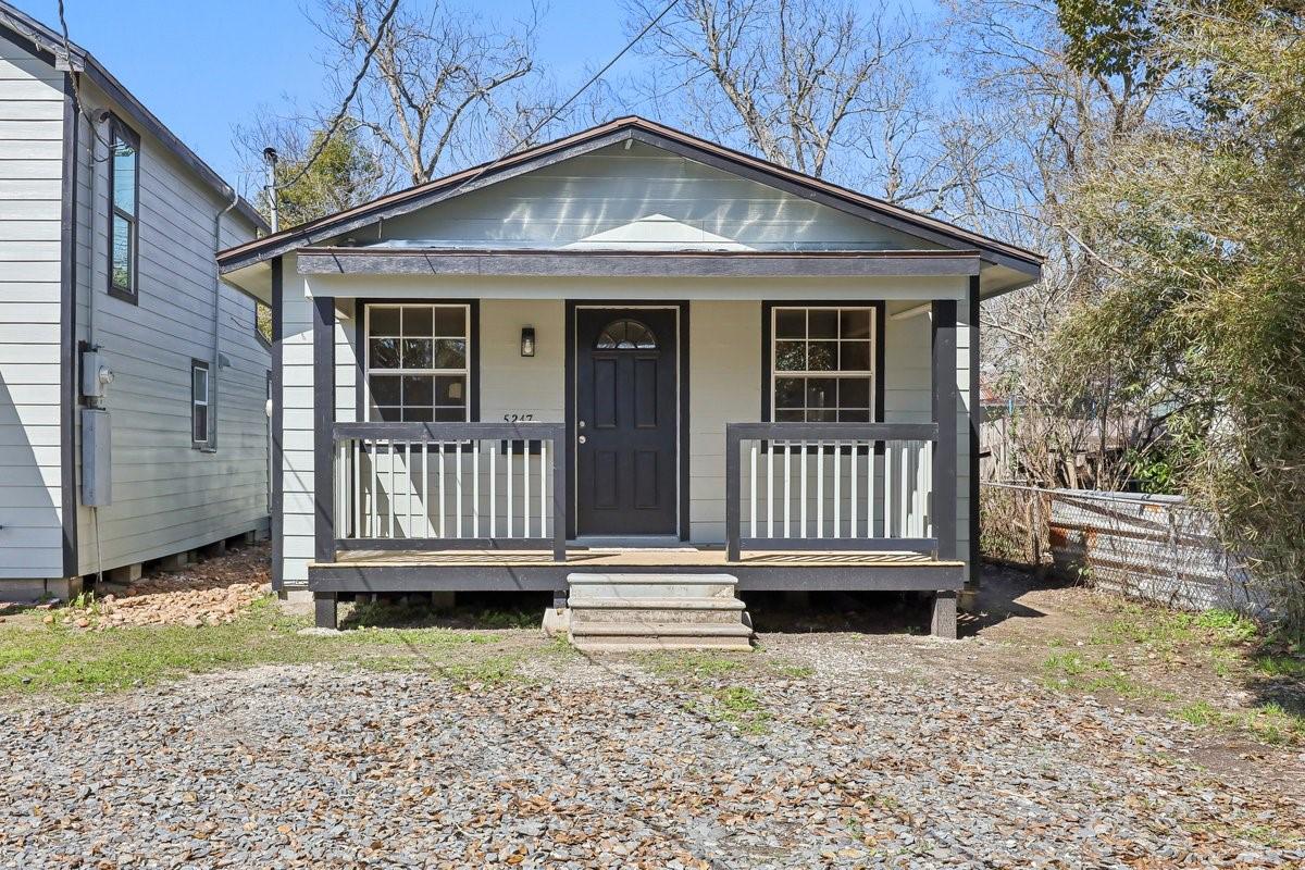 33rd St, Groves, TX 77619