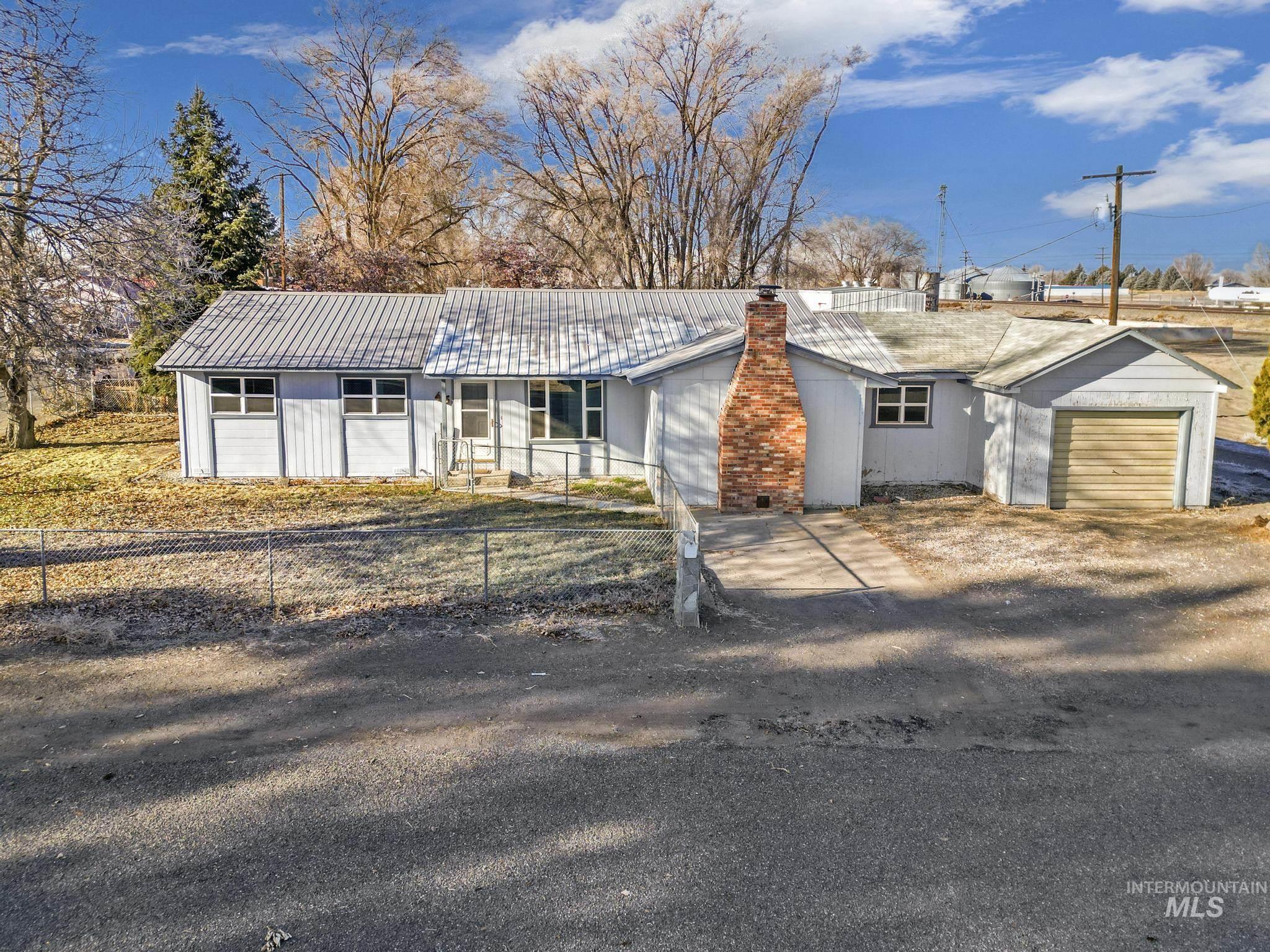 Nebraska St, Gooding, ID 83330