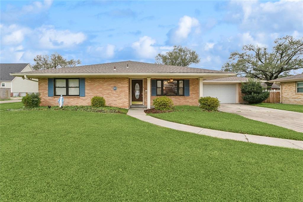 Oak St, Norco, LA 70079