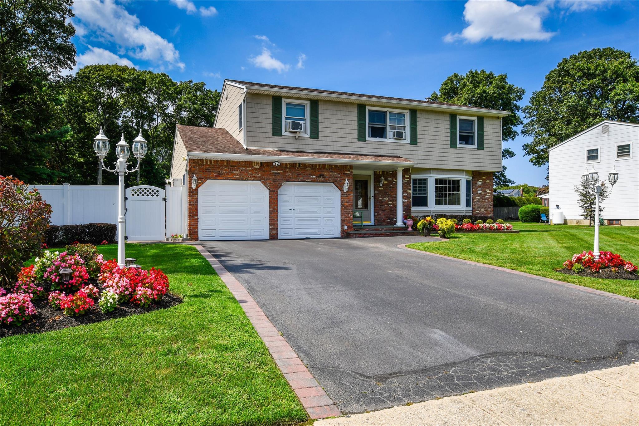 Swindon Row, Sayville, NY 11782