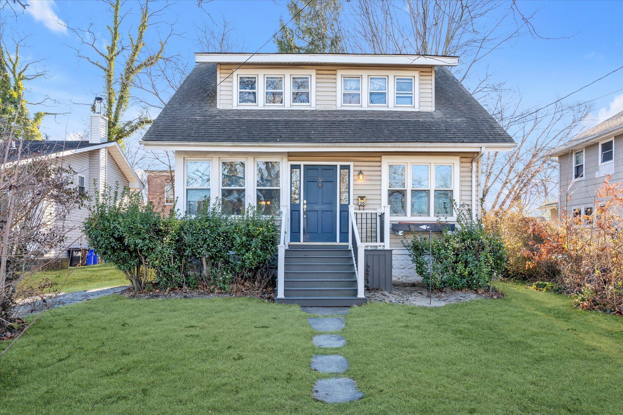 Pearsall St, Babylon, NY 11702