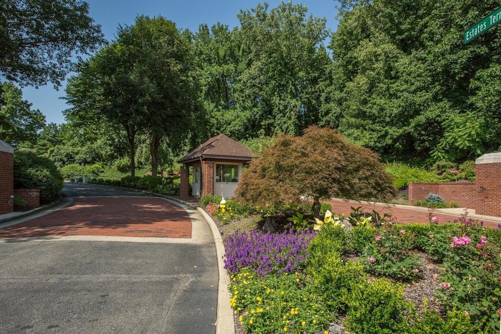 Sparrow Dr, Manhasset, NY 11030