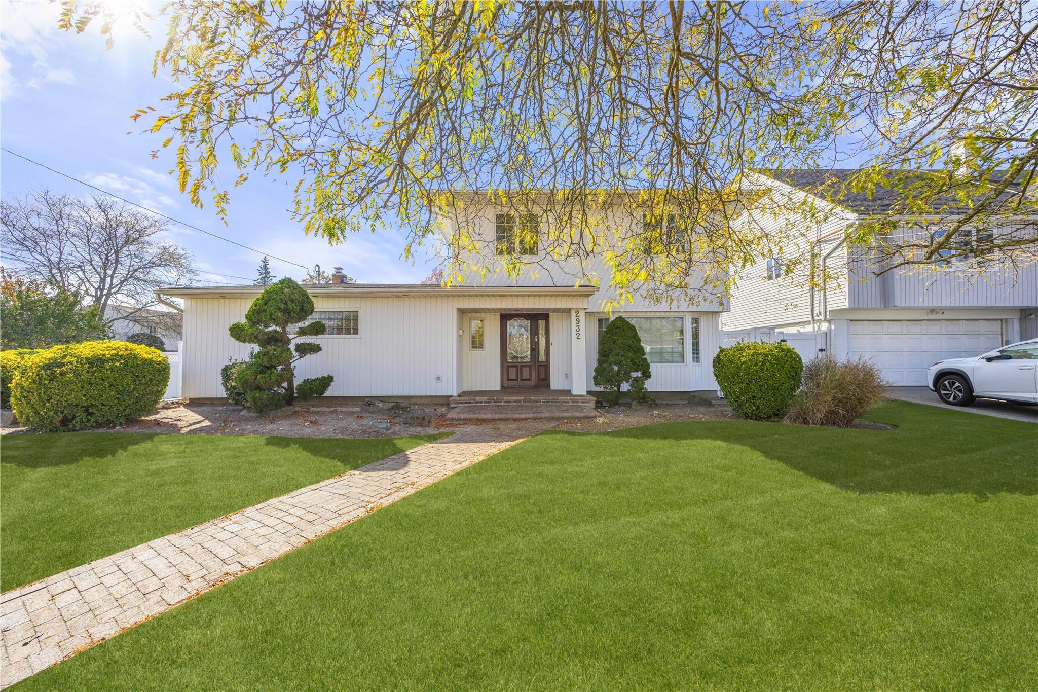 Joyce Ln, Merrick, NY 11566