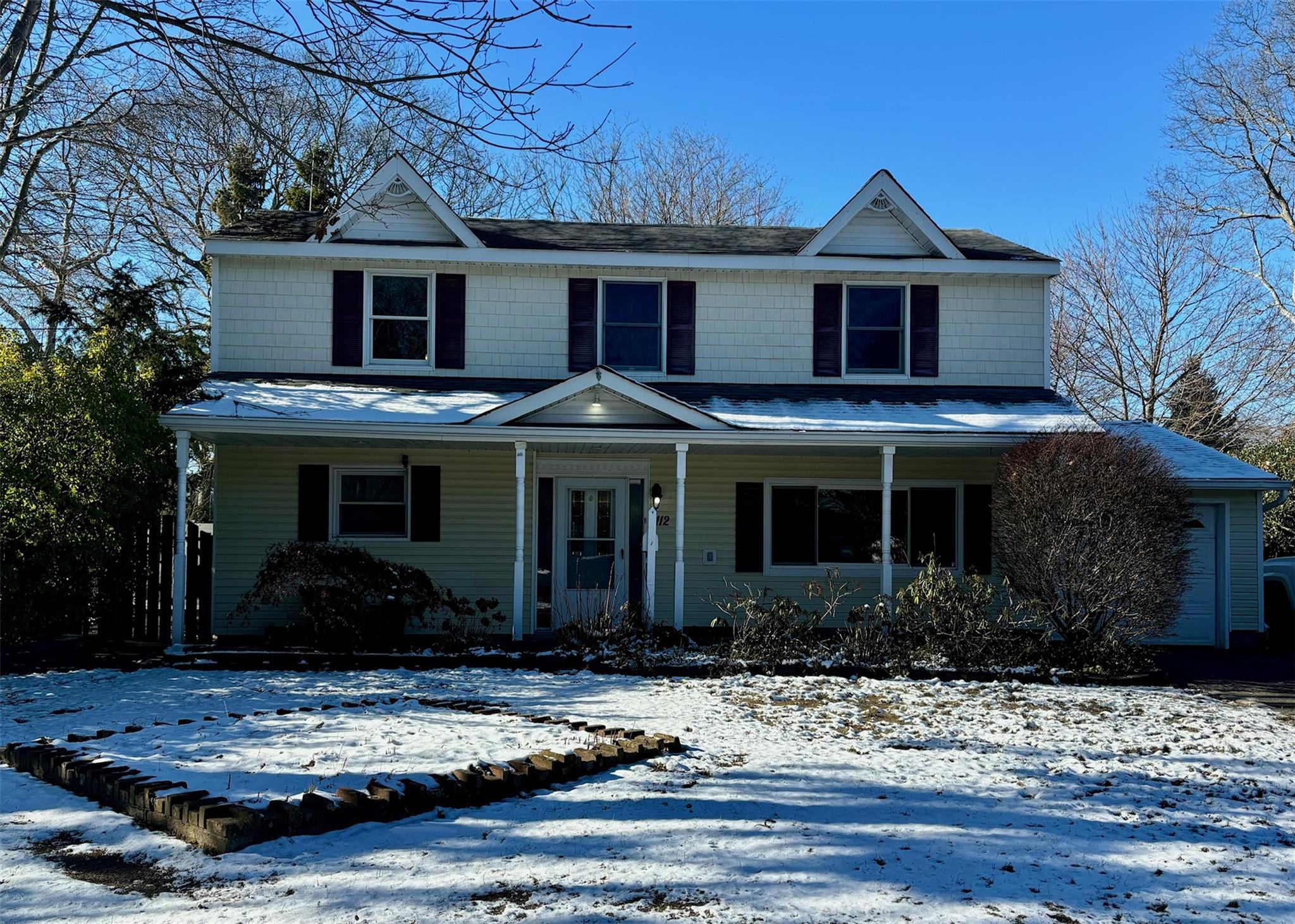 Dale Dr, Oakdale, NY 11769