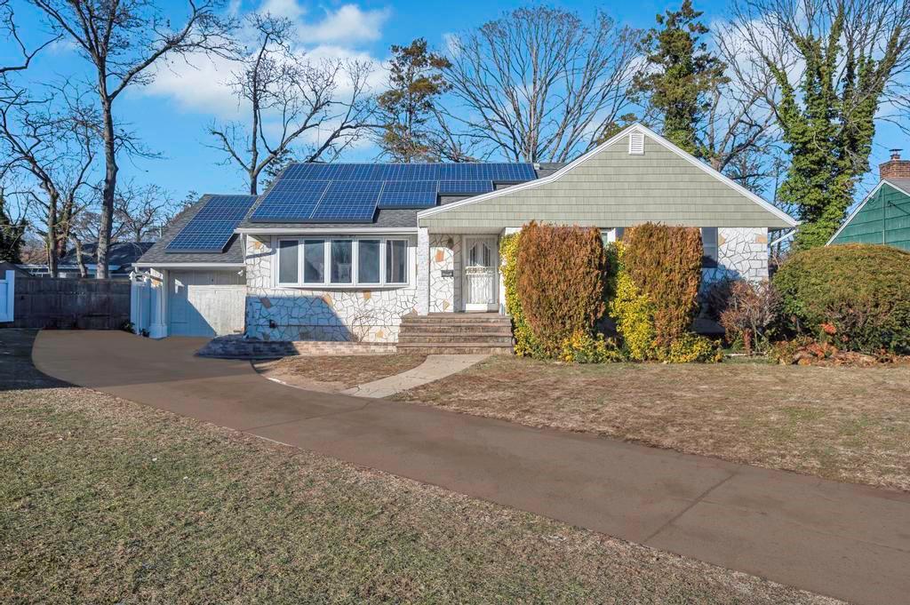 Royal Dr, Freeport, NY 11520