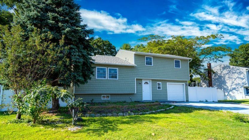 Holiday Park Dr, Centereach, NY 11720
