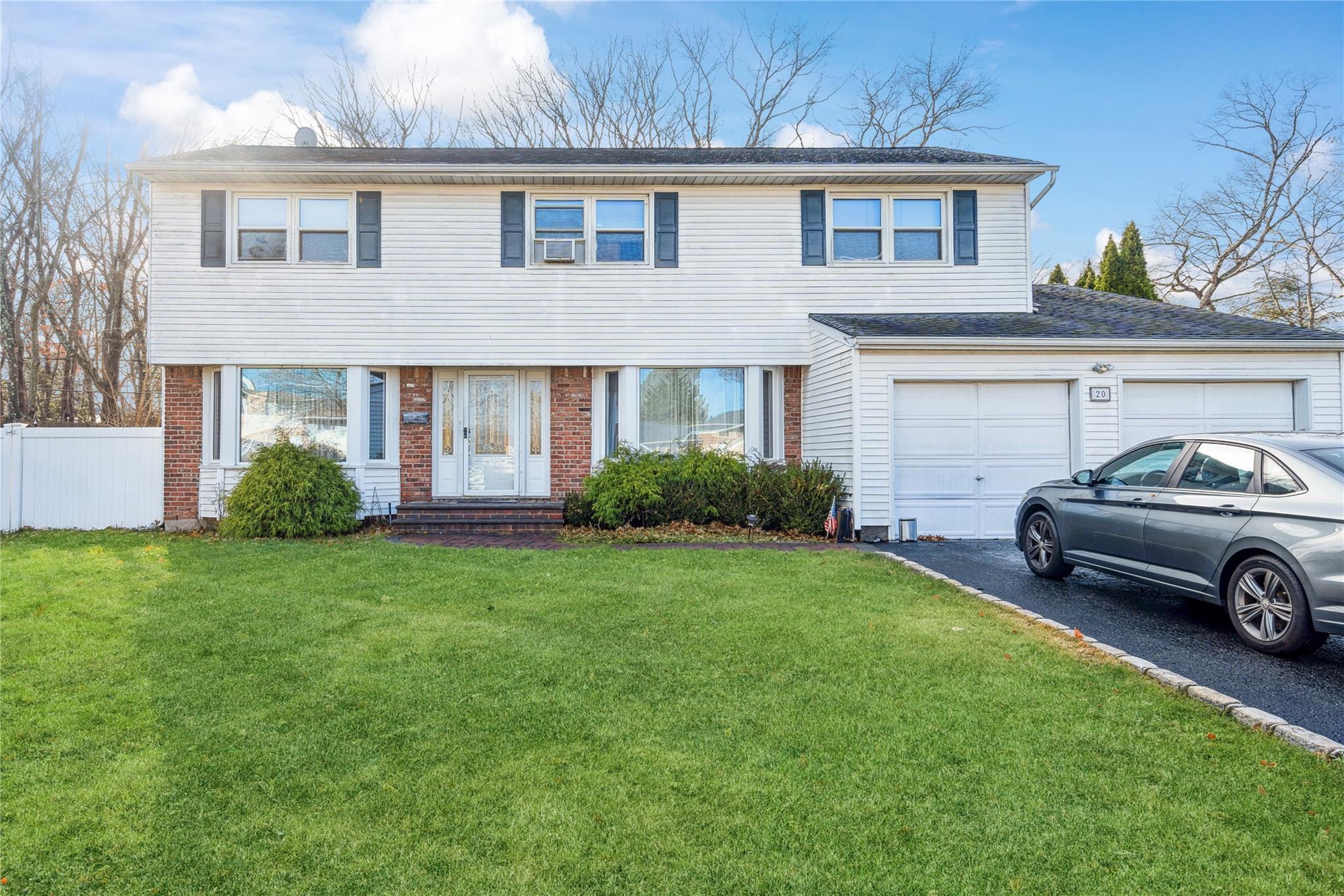 Shirley Ct, Commack, NY 11725