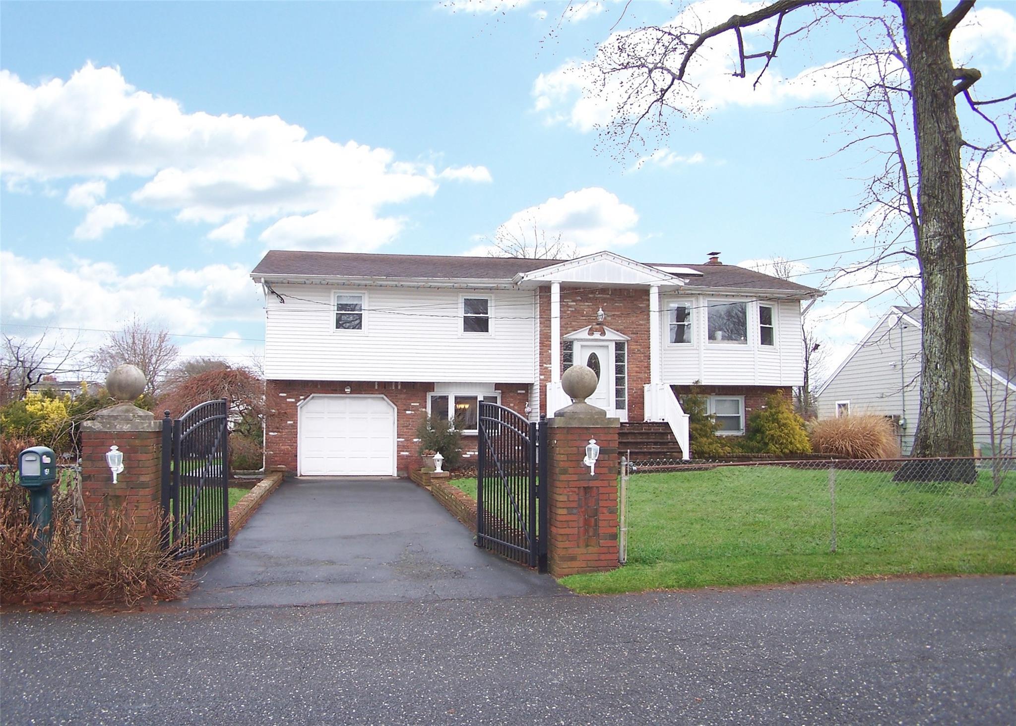 Lakeside Dr, Oakdale, NY 11769
