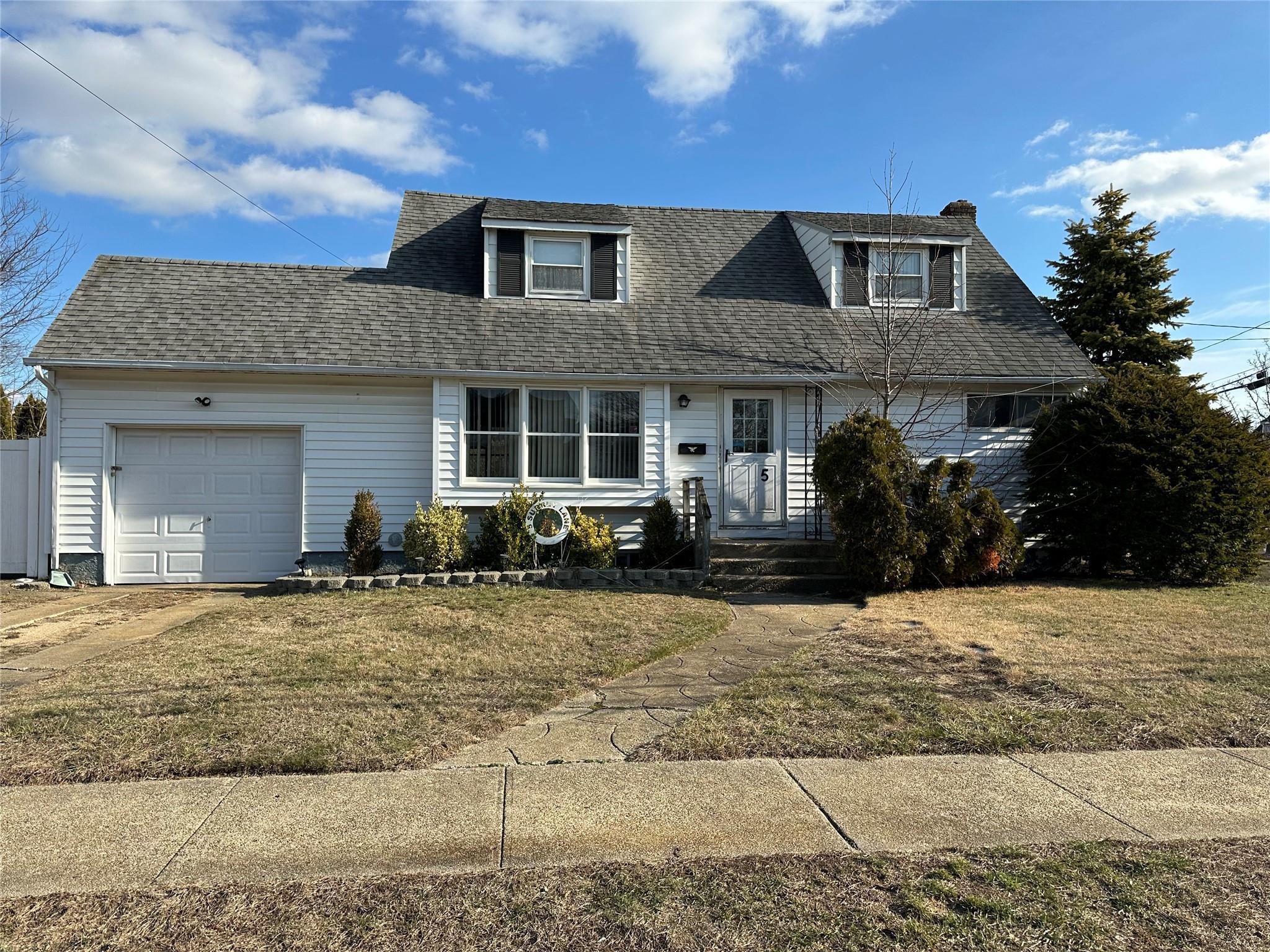 Surrey Ln, Massapequa Park, NY 11762