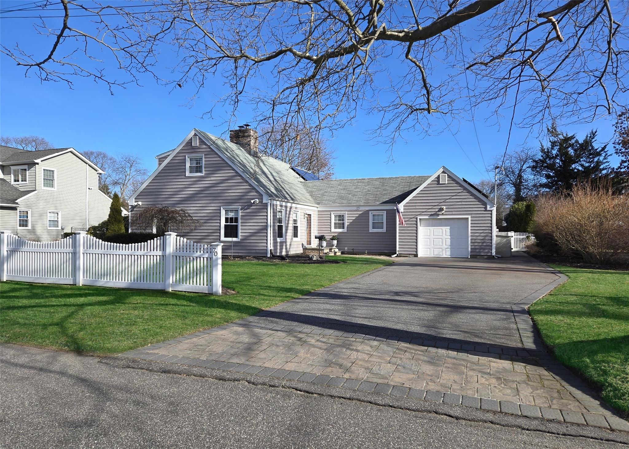 Grand Central Ave, Amityville, NY 11701
