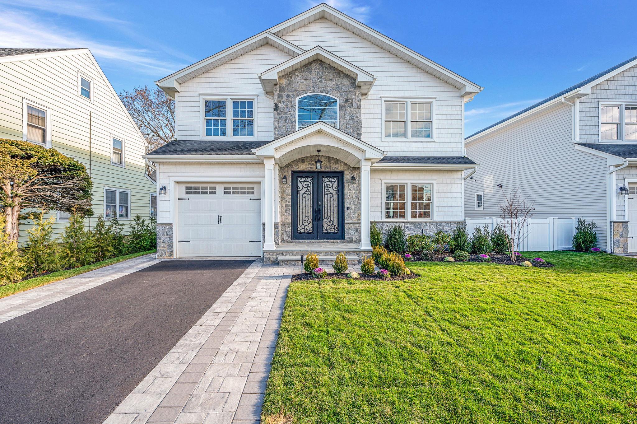 Violet Ave, Mineola, NY 11501