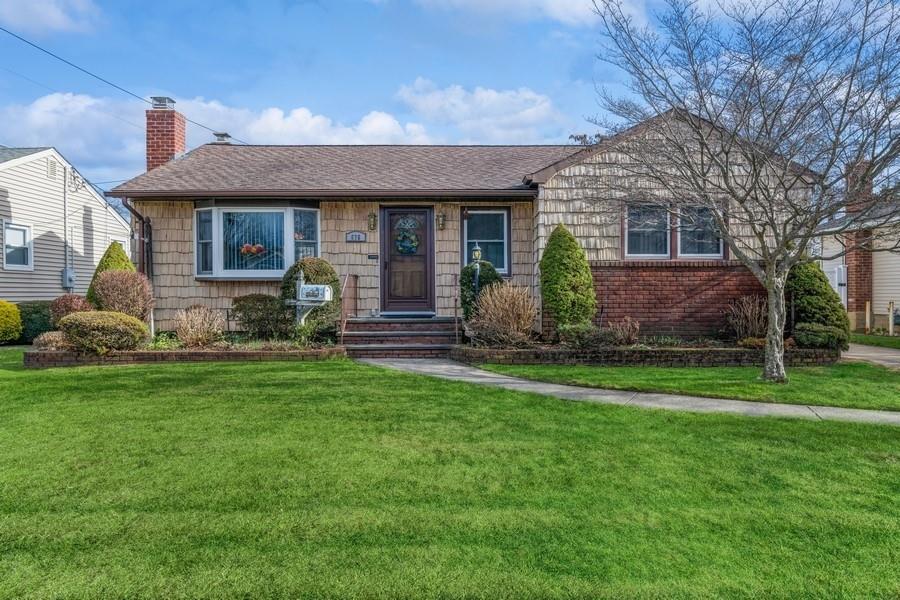 Pleasant Ave, Westbury, NY 11590