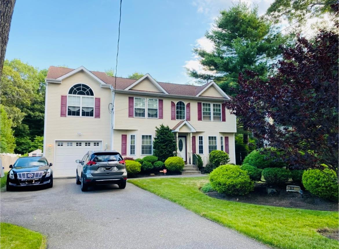 Park Ln, Middle Island, NY 11953