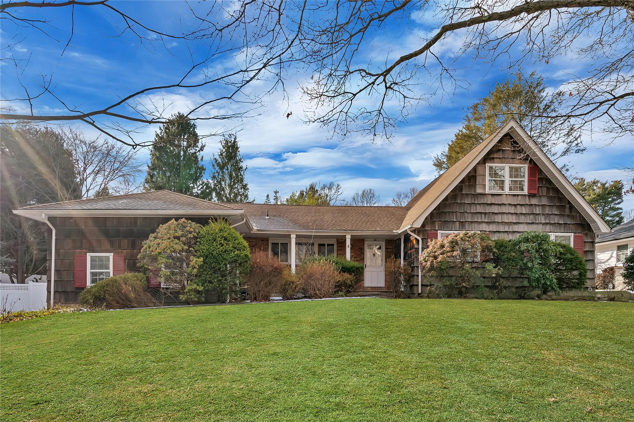 Hendrie Ln, Greenlawn, NY 11740