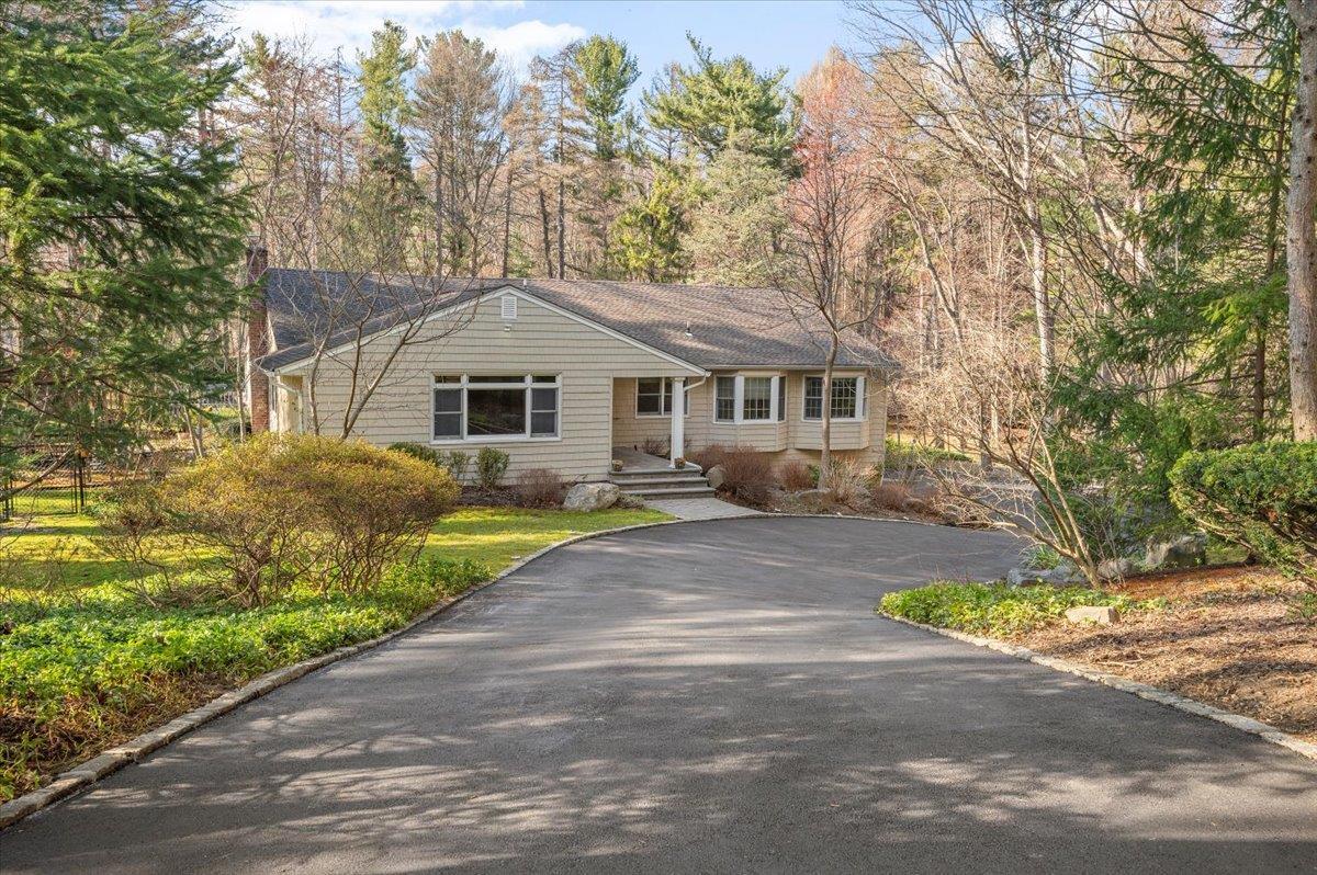 Berry Hill Rd, Syosset, NY 11791