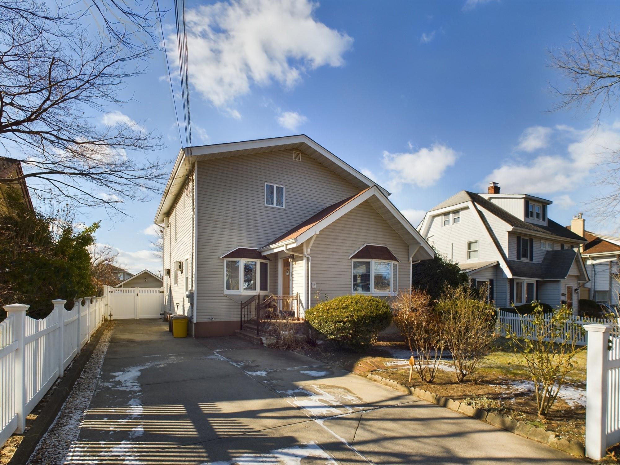 Sunset Ave, Lynbrook, NY 11563