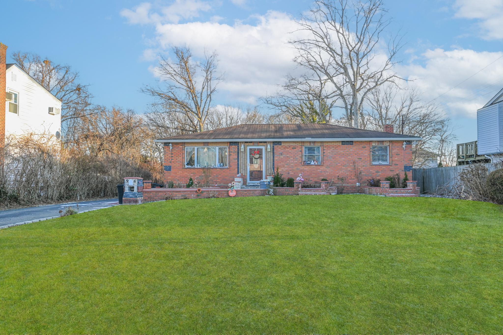 Erlanger Blvd, North Babylon, NY 11703