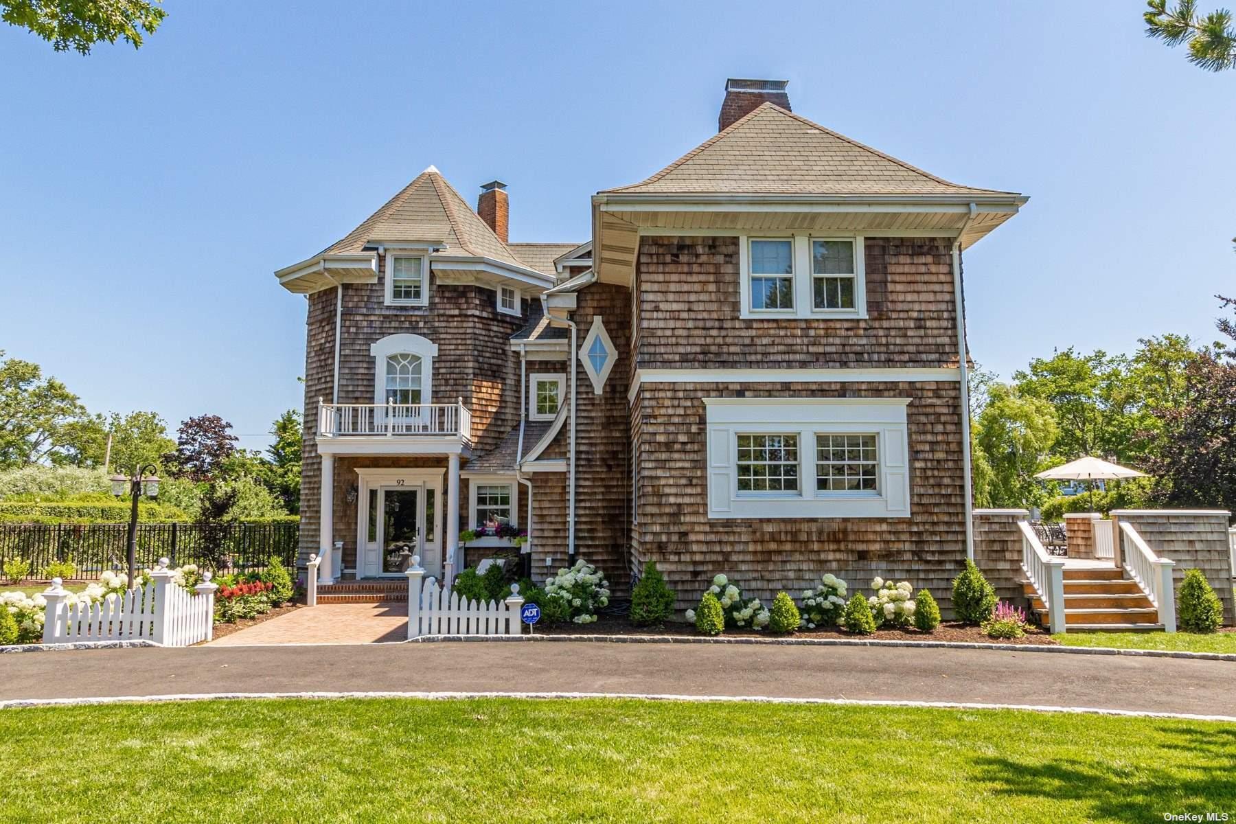 S Windsor Ave, Brightwaters, NY 11718