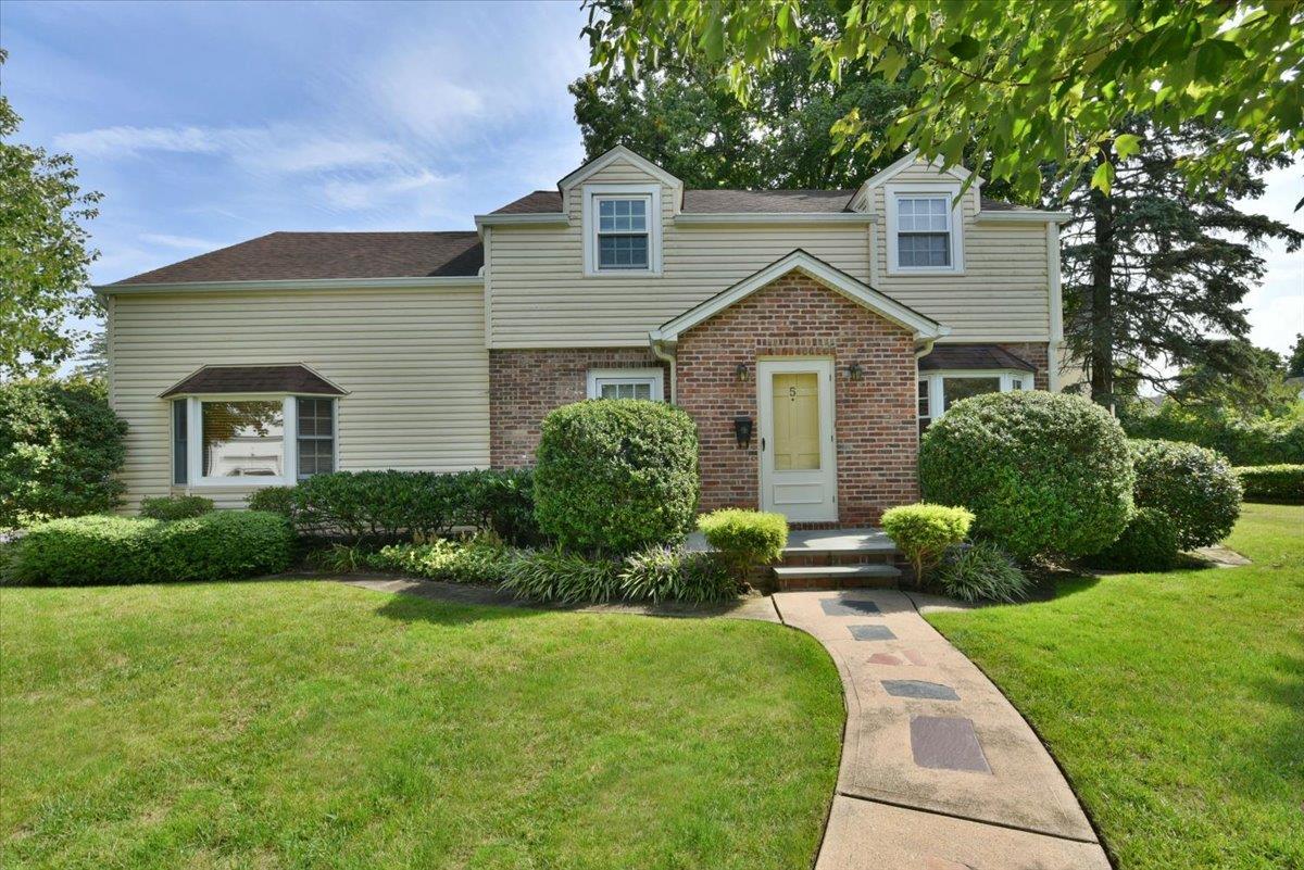 Park Cir, Great Neck, NY 11024
